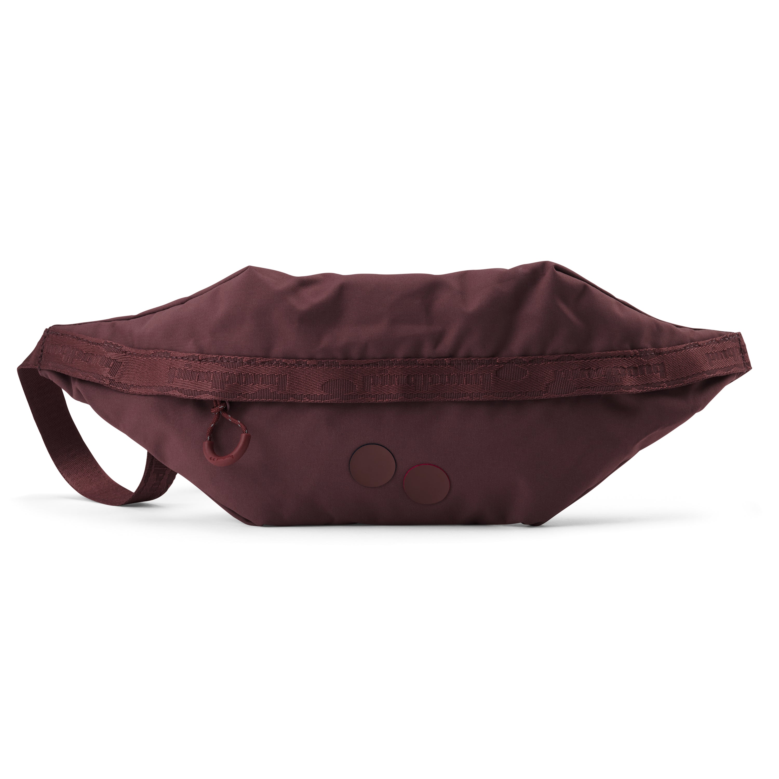 Gürteltasche aus kastanienbraunem Stoff mit Reißverschluss, verstellbarem Riemen auf der linken Seite und zwei kleinen kreisförmigen Motiven auf der Vorderseite vor weißem Hintergrund.