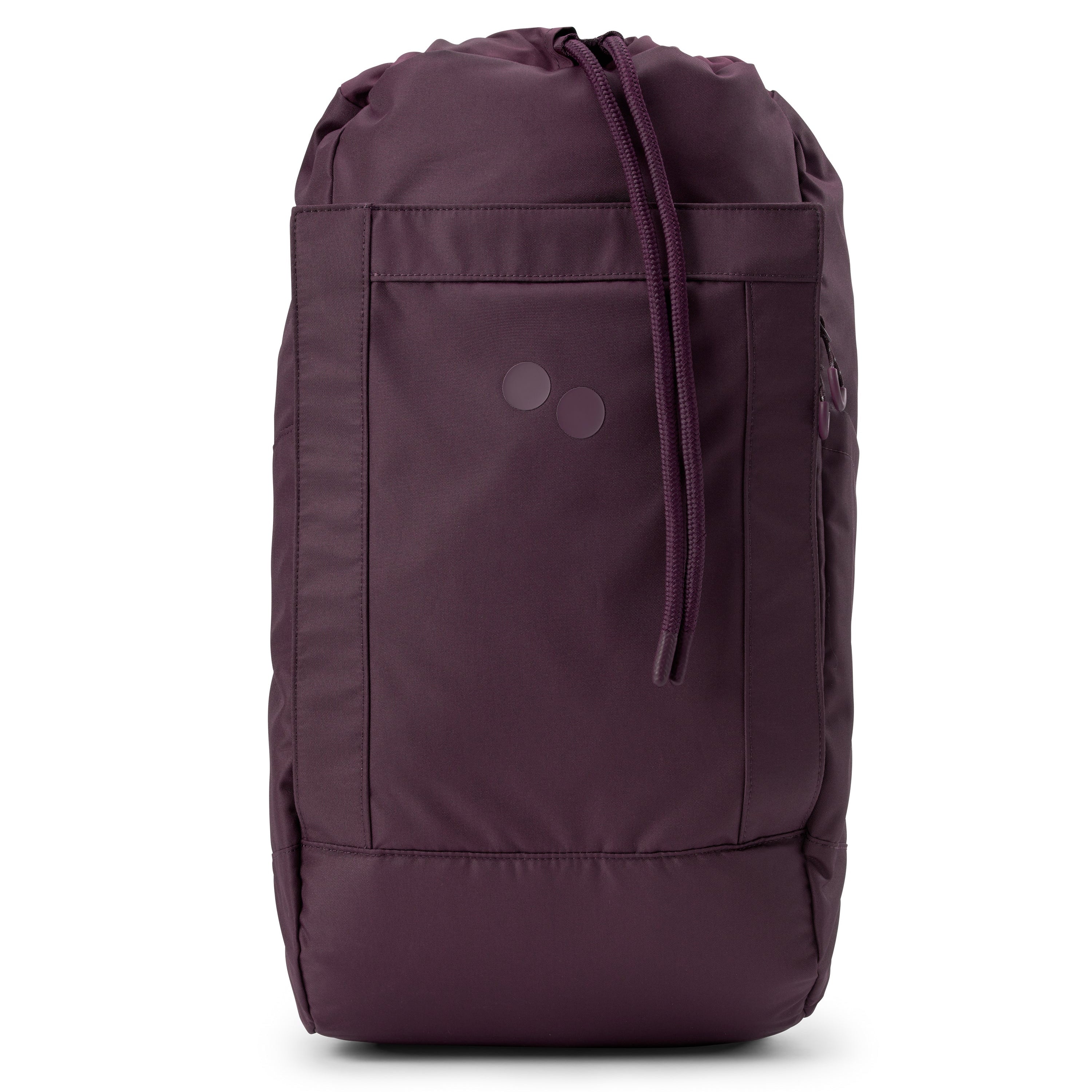 Ein kastanienbrauner Rucksack mit Kordelzug, einer Vordertasche und zwei kleinen runden Akzenten auf der Vorderseite, fotografiert vor einem weißen Hintergrund.