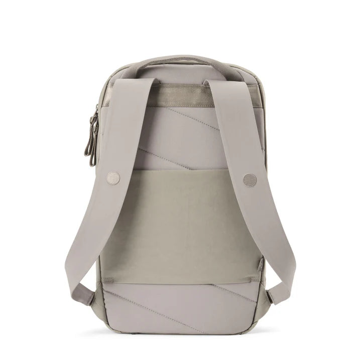 Ein hellgrauer Rucksack in Rückenansicht mit gepolsterten Schulterriemen, einem Griff an der Oberseite und einem minimalistischen Design mit einer horizontalen Rückentasche und dezenten Nähten.