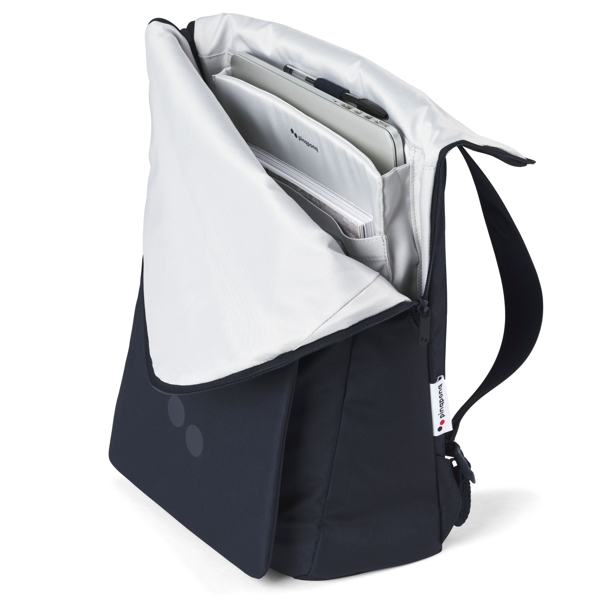 Geöffnete schwarze Umhängetasche mit weißem Innenfutter, die einen Laptop, Dokumente und einen Kugelschreiber zeigt.