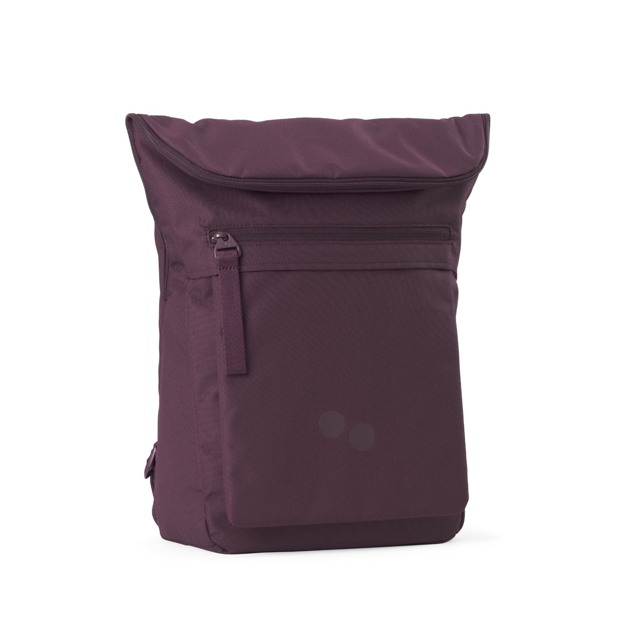 Lila Rucksack mit Klappe und Fronttasche mit Reißverschluss, auf weißem Hintergrund.