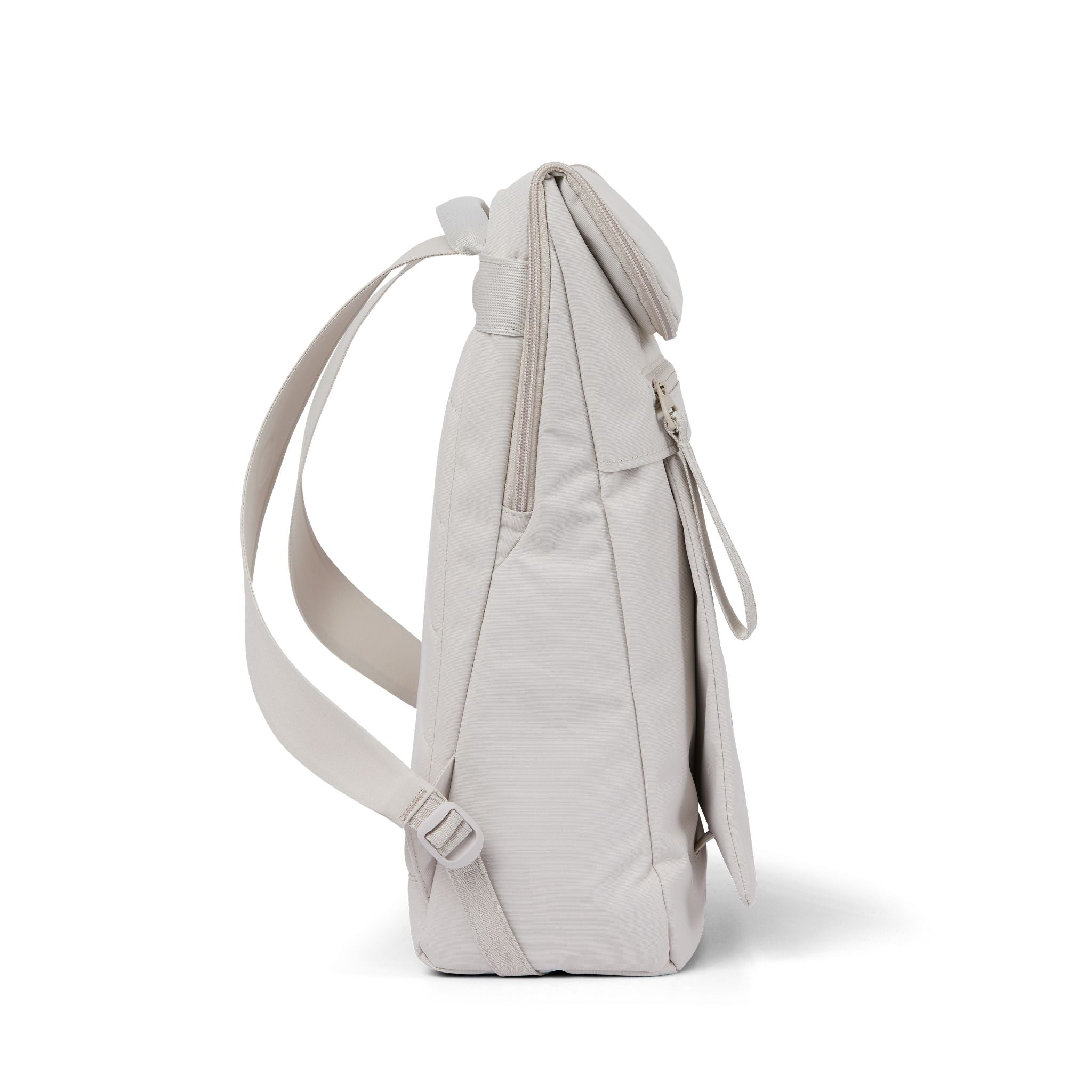 Beiger Rucksack von der Seite gesehen, mit verstellbaren Schulterriemen und einem Reißverschluss an der oberen Öffnung.