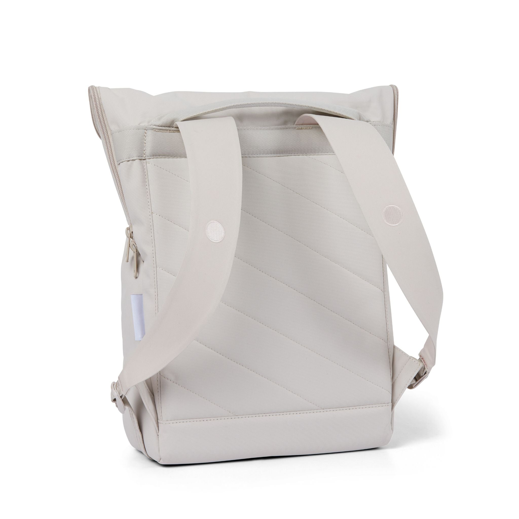 Beiger, rechteckiger Rucksack mit diagonalen Nähten und zwei Schultergurten, auf weißem Hintergrund.