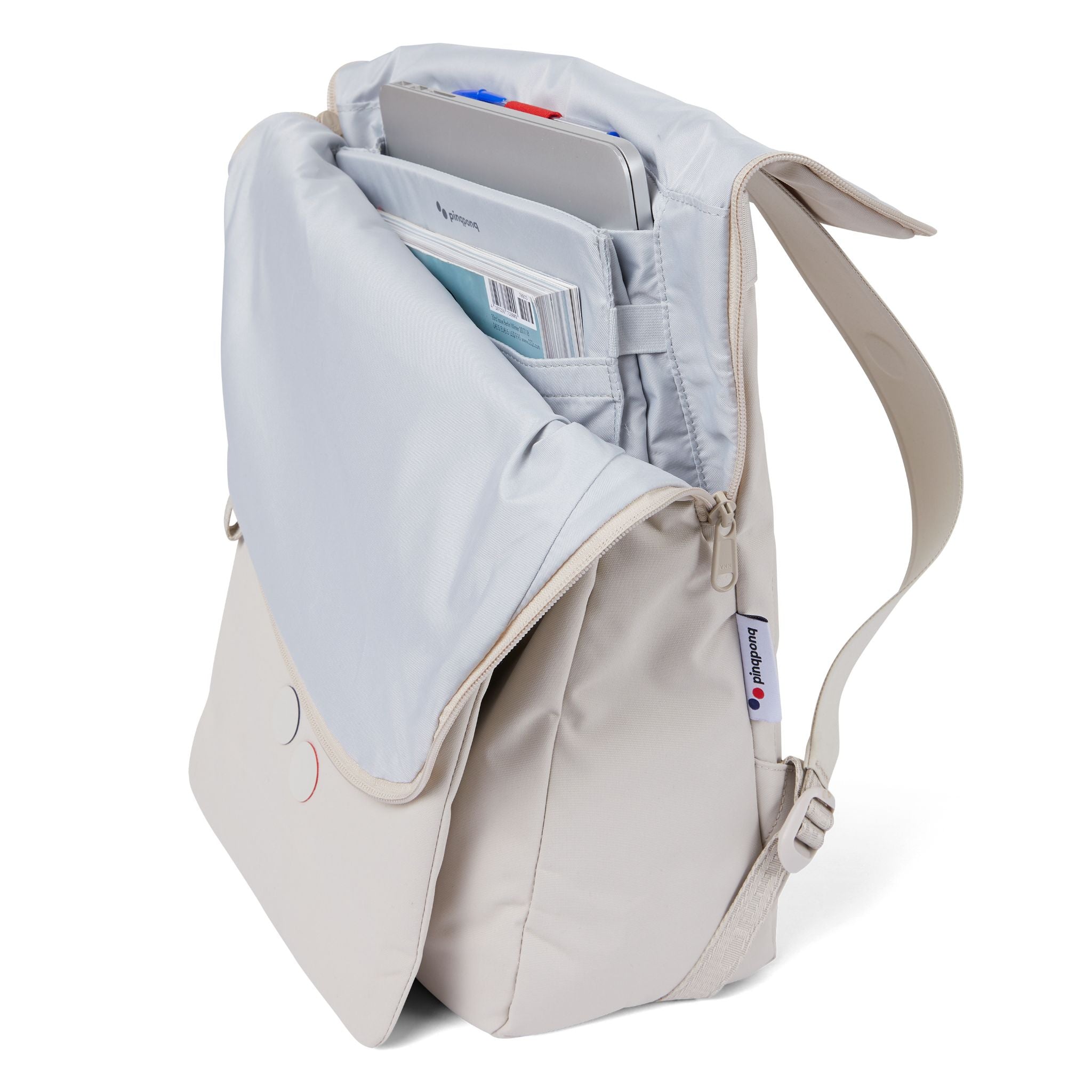 Beige Umhängetasche mit offenem Deckel zeigt darin ein Tablet und ein Buch in einem gepolsterten Innenfach.