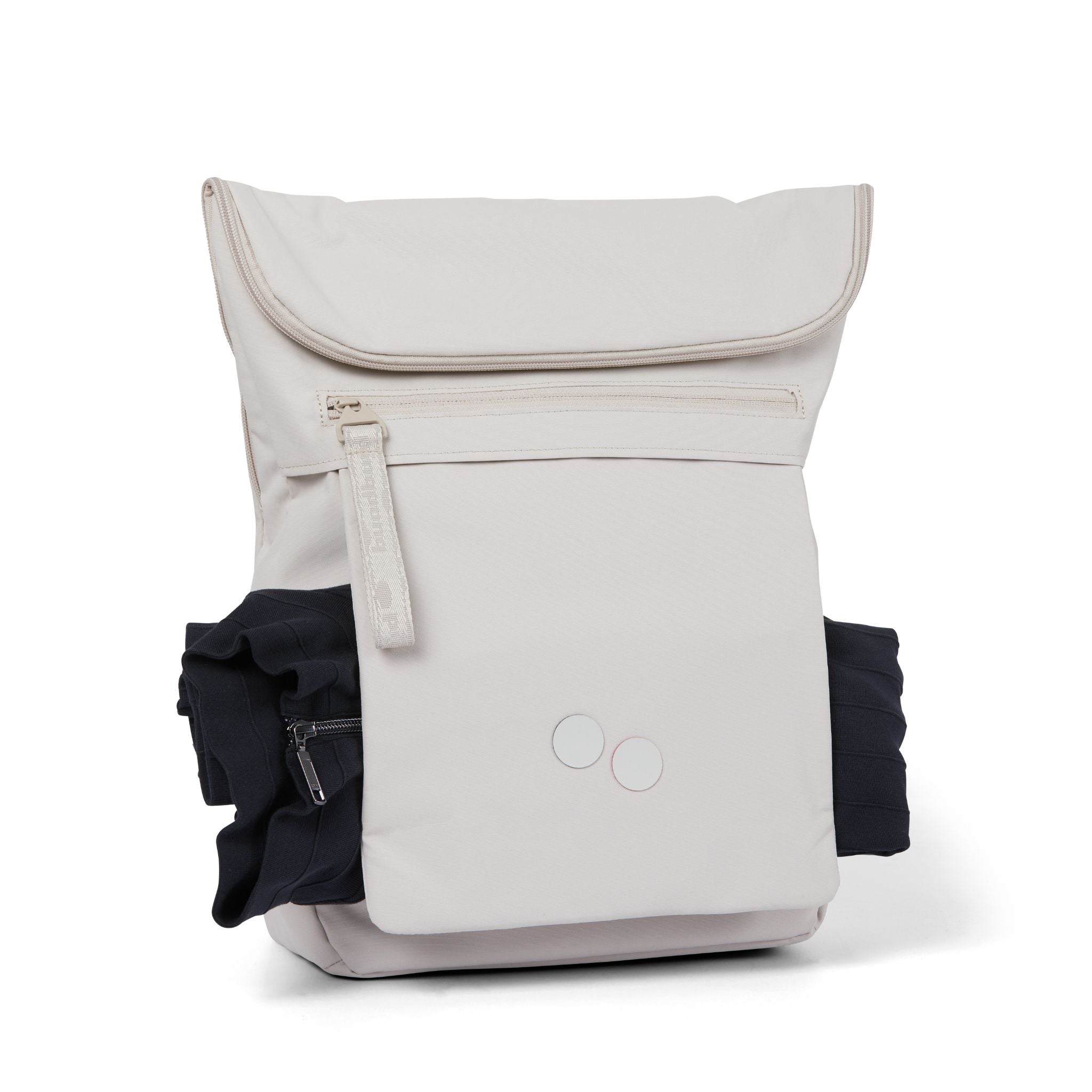 Heller Rucksack mit großer Fronttasche, Reißverschluss und seitlich befestigtem, gefalteten schwarzen Regenschirm.