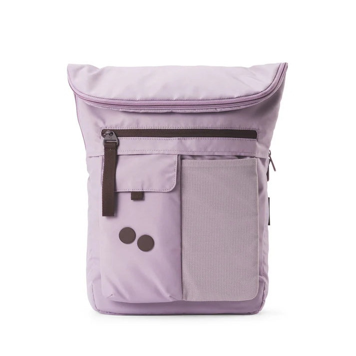 Ein hellvioletter Rucksack mit einer oberen Klappe, einer Reißverschlusstasche auf der Vorderseite, einer kleinen Seitentasche mit braunem Reißverschluss und zwei schwarzen runden Akzenten auf der Vorderseite, fotografiert vor einem weißen Hintergrund.