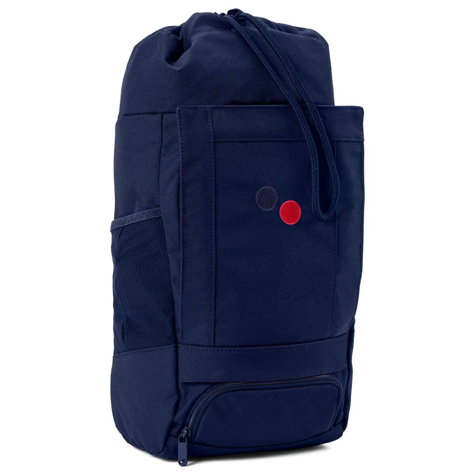 Ein marineblauer Rucksack mit einer Vordertasche, einer Netztasche an der Seite, einem Bodenfach mit Reißverschluss und zwei kleinen runden Punkten - einem roten und einem marineblauen - auf der Vorderseite. Die Tasche hat oben einen Kordelzugverschluss.
