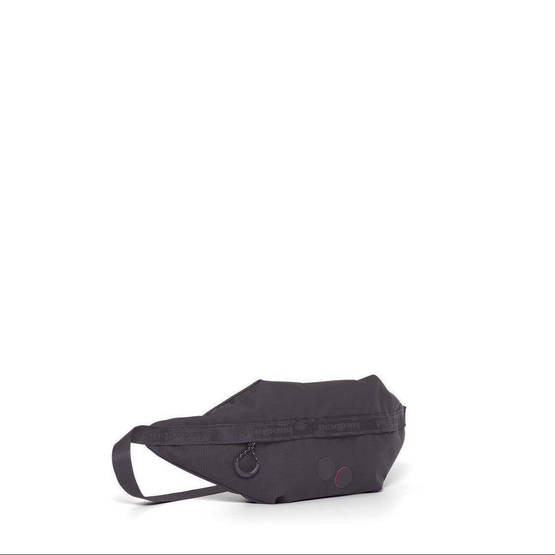 Eine schwarze Hüfttasche mit einem Reißverschluss, einem Riemen und einem kleinen Metallring auf einem schlichten weißen Hintergrund.