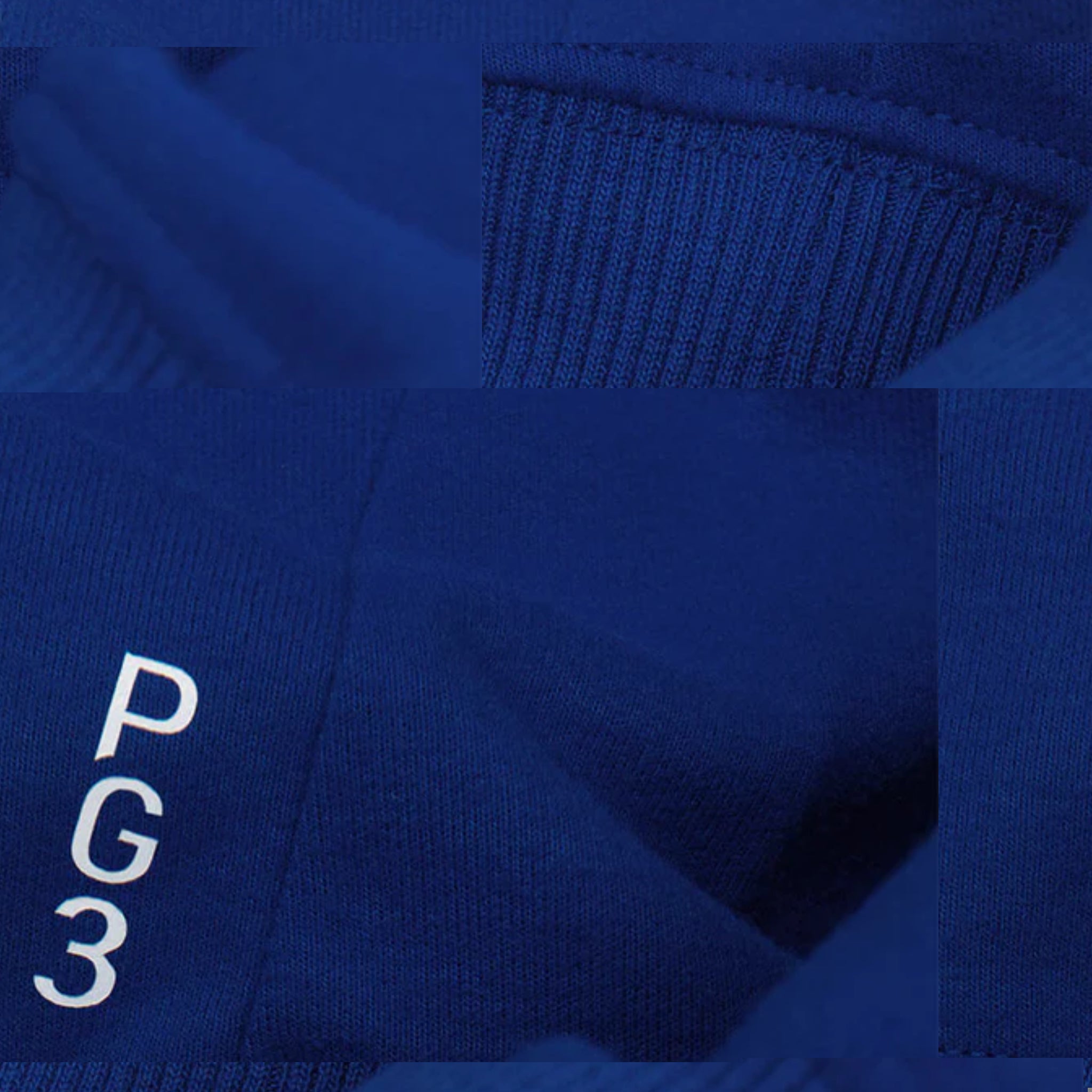 Nahaufnahme eines tiefblauen Stoffes mit sichtbaren Nähten. Die weißen Buchstaben und die Zahl PG 3 sind in einer einfachen, serifenlosen Schriftart auf den Stoff gedruckt.
