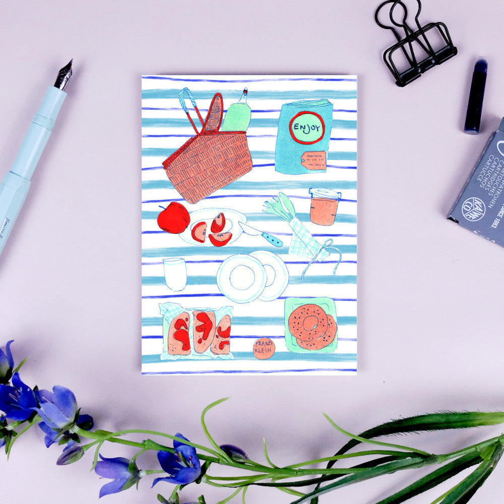 Illustration eines Picknicks mit Korb, Essen und Getränken auf gestreiftem Hintergrund.