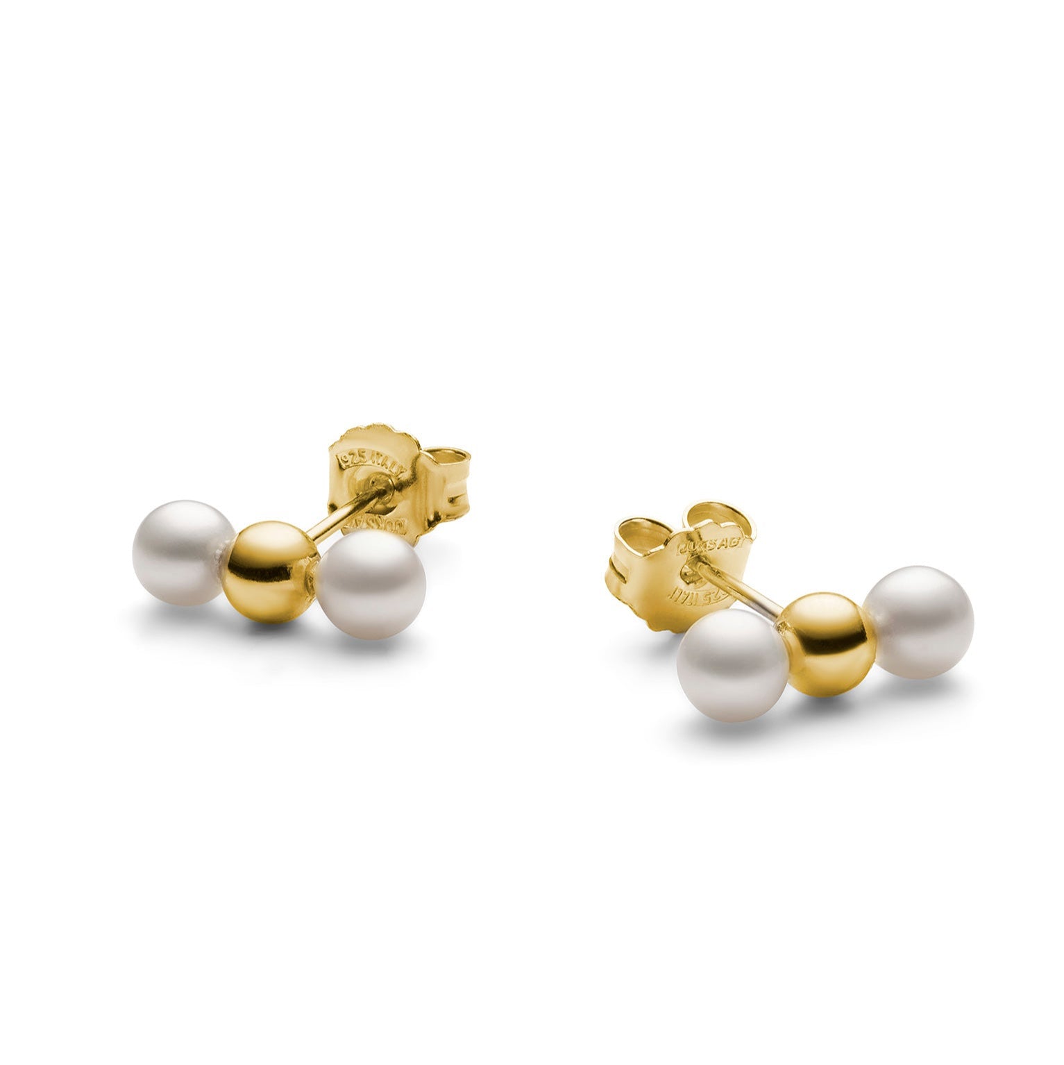 Goldene Ohrstecker mit jeweils einer goldenen Kugel in der Mitte, flankiert von zwei weißen Perlen.