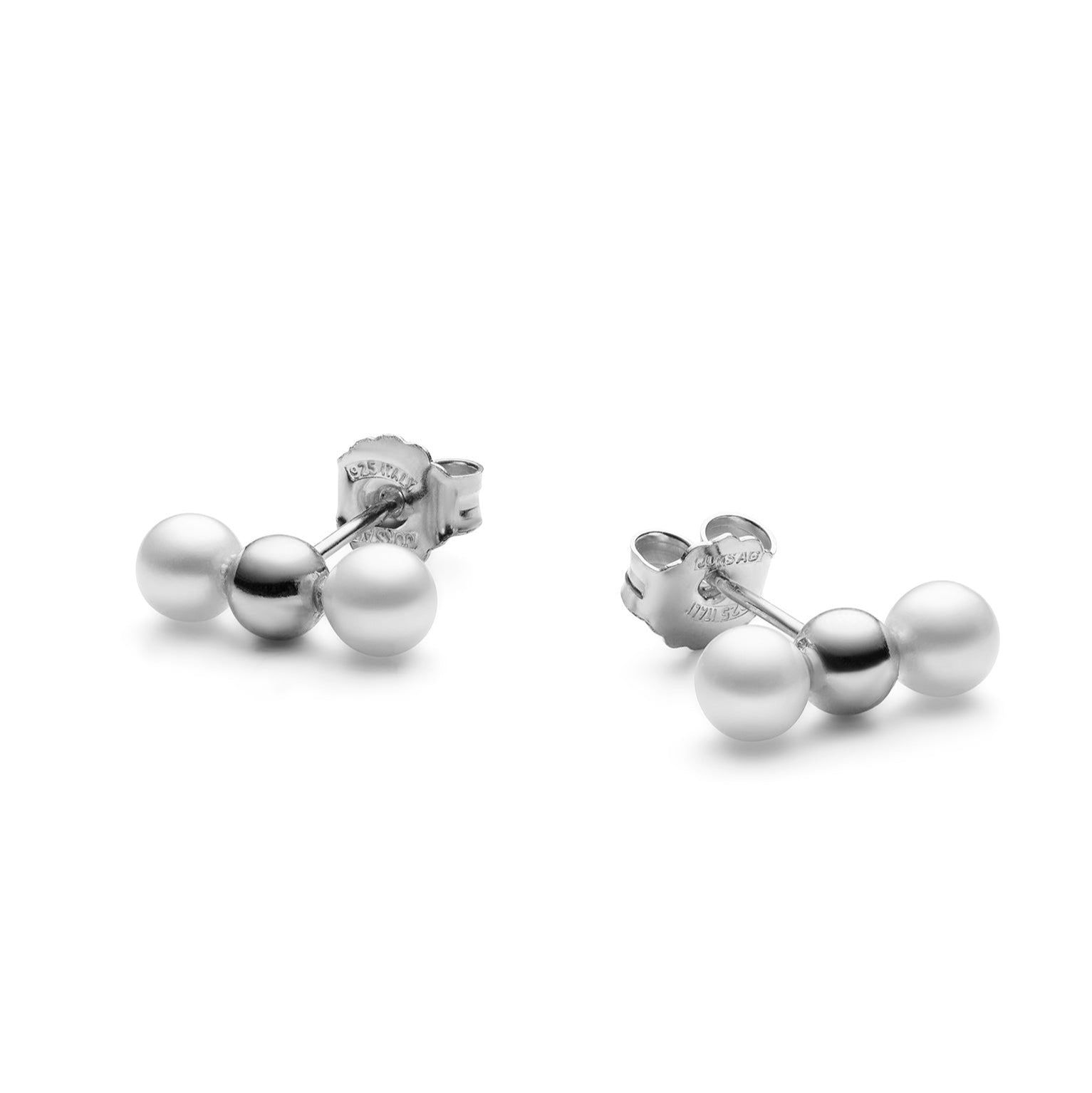 Silberne Ohrringe mit drei Perlen in einer Reihe, auf weißem Hintergrund.