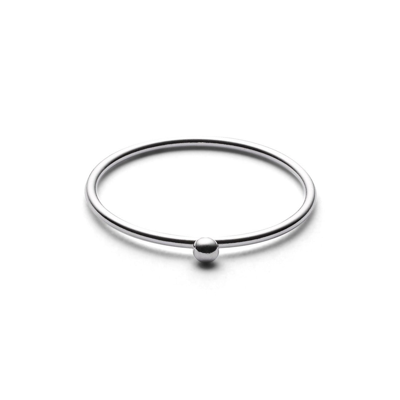 Ein einfacher silberner Ring mit einer kleinen Kugel als Verzierung, auf weißem Hintergrund dargestellt.