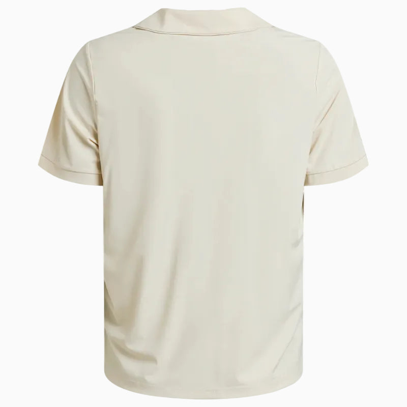 Ein schlichtes, kurzärmeliges, cremefarbenes Hemd, von hinten gesehen, mit klassischem Kragen und glattem Stoff.