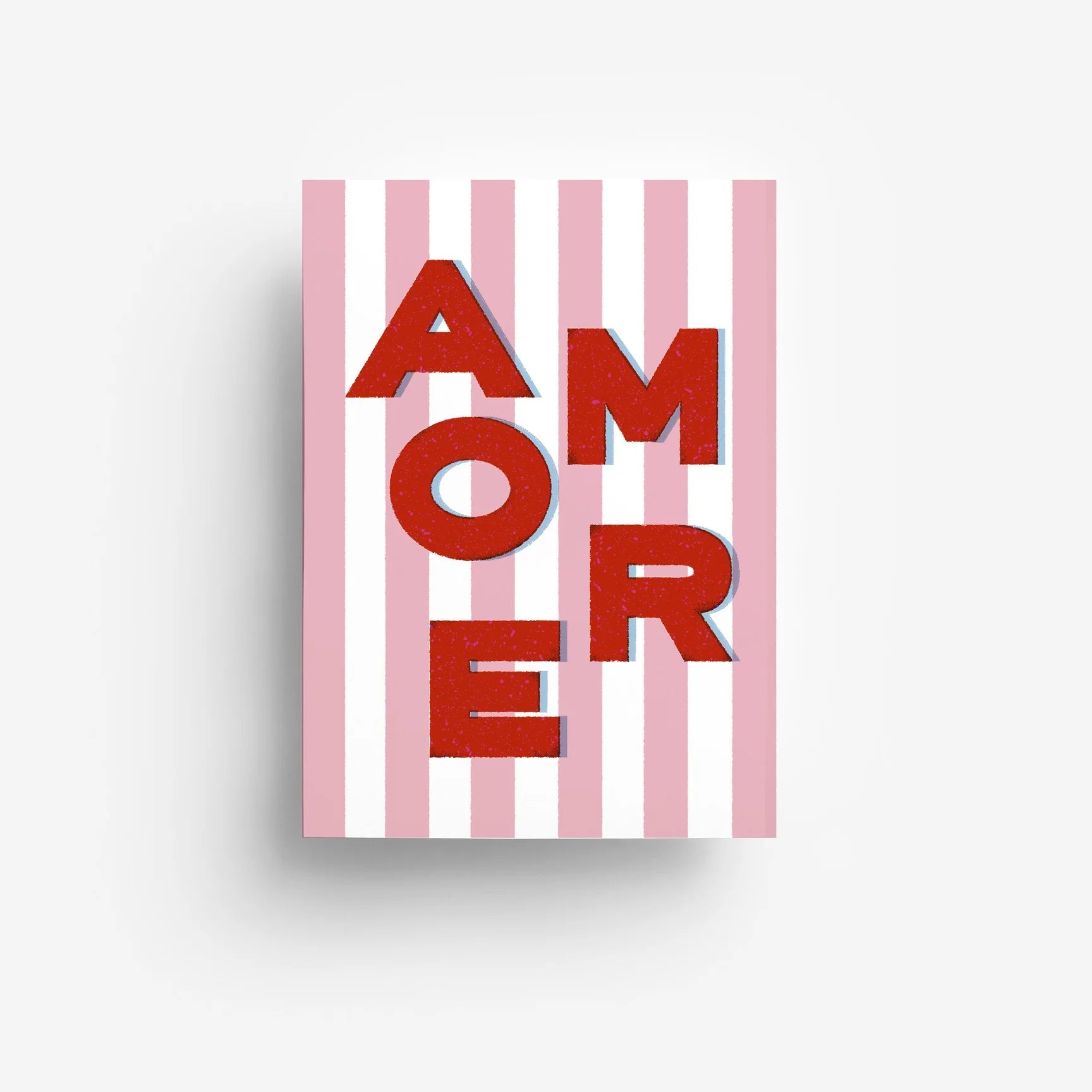 Eine Karte mit vertikalen rosa und weißen Streifen und auffälligen roten Glitzerbuchstaben mit der Aufschrift "AMORE" in versetzter Anordnung.