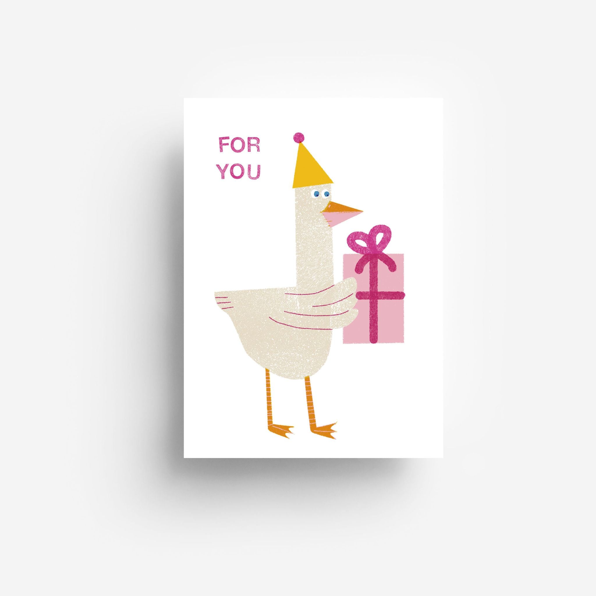 Eine Cartoon-Gans, die einen gelben Partyhut trägt, hält ein rosa Geschenk mit einer Schleife. Die Worte FOR YOU sind in rosa über der Gans auf einem weißen Hintergrund geschrieben.