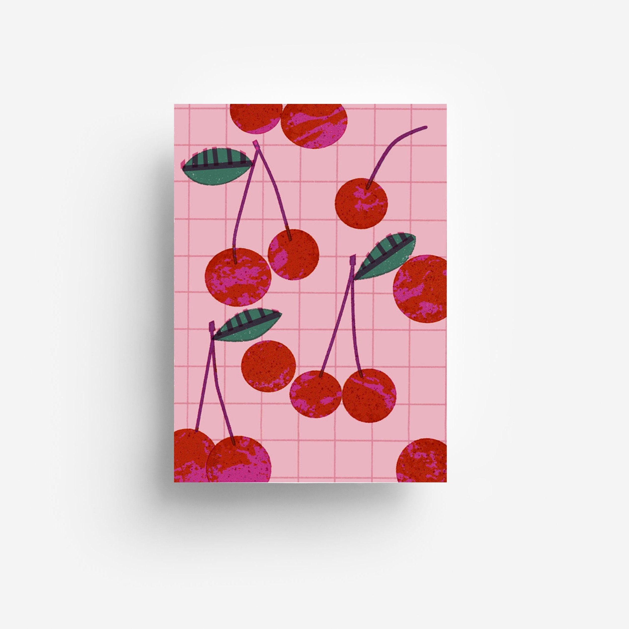 Eine rechteckige Schachtel mit einem rosafarbenen Gitterhintergrund, auf dem ein Muster aus roten Kirschen mit grünen Blättern abgebildet ist, illustriert in einem kräftigen, strukturierten Stil.