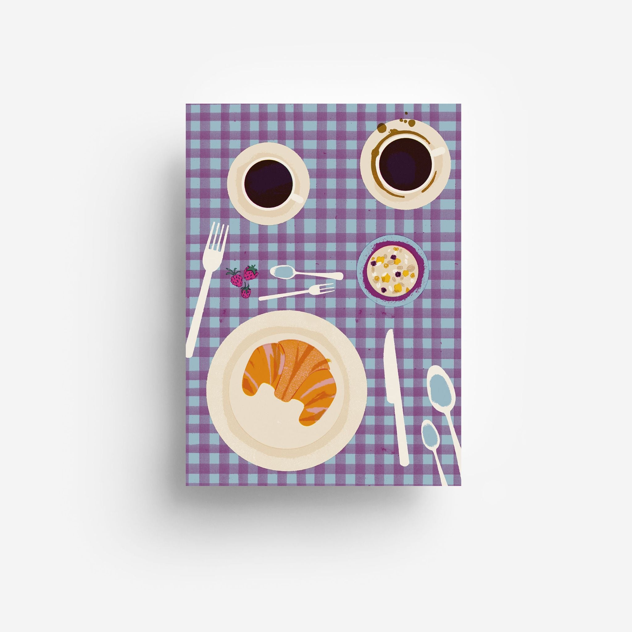 Eine Top-Down-Illustration eines Frühstücks auf einem lila karierten Tischtuch, mit Kaffeetassen, einem Teller mit Gebäck und Sahne, einer kleinen Schale mit Obst, Utensilien und einem kleinen Strauß Weintrauben.