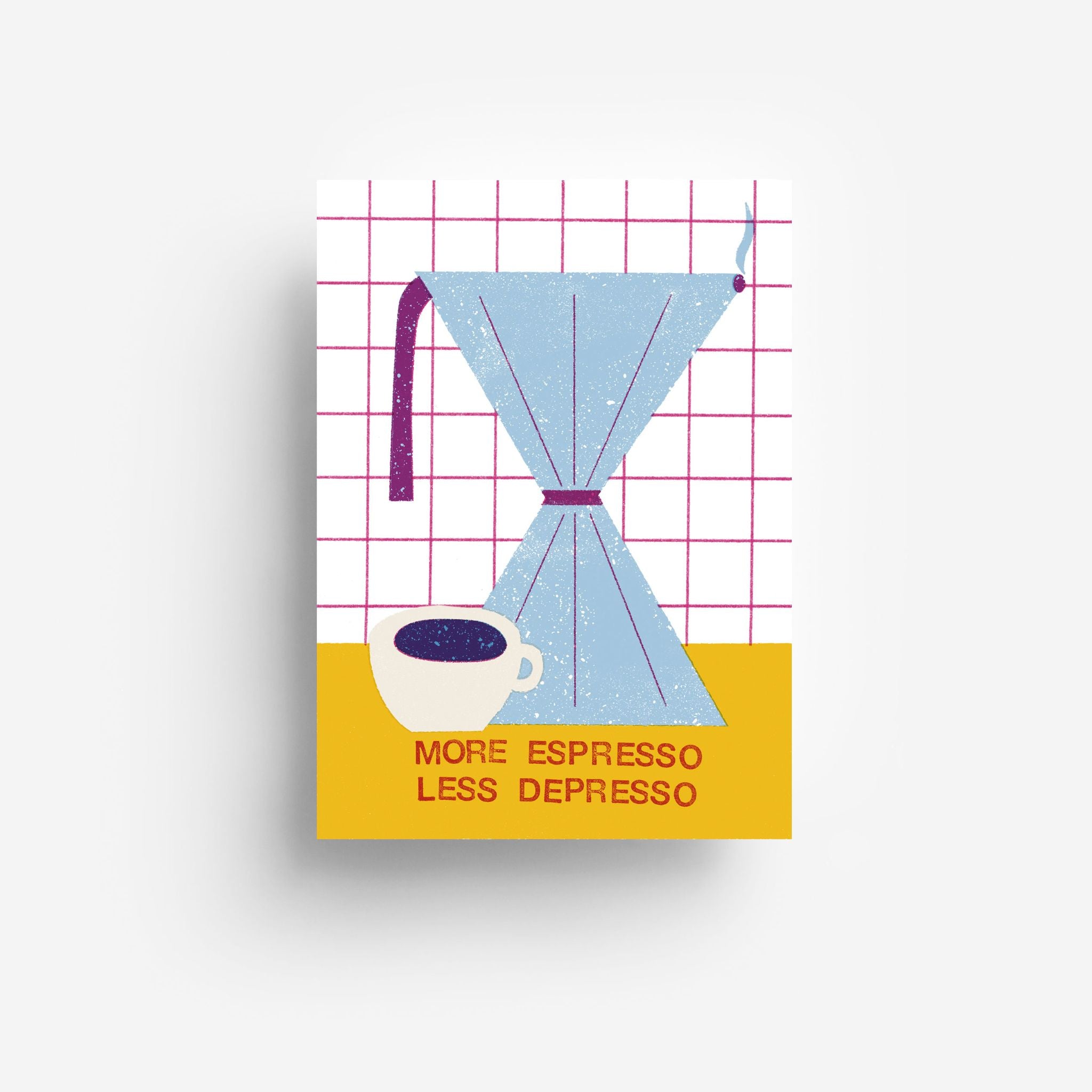 Illustration einer blauen Mokkakanne und einer Tasse Kaffee auf einer gelben Fläche, darunter roter Text mit der Aufschrift "MORE ESPRESSO LESS DEPRESSO"; im Hintergrund ist ein rosa Gittermuster zu sehen.