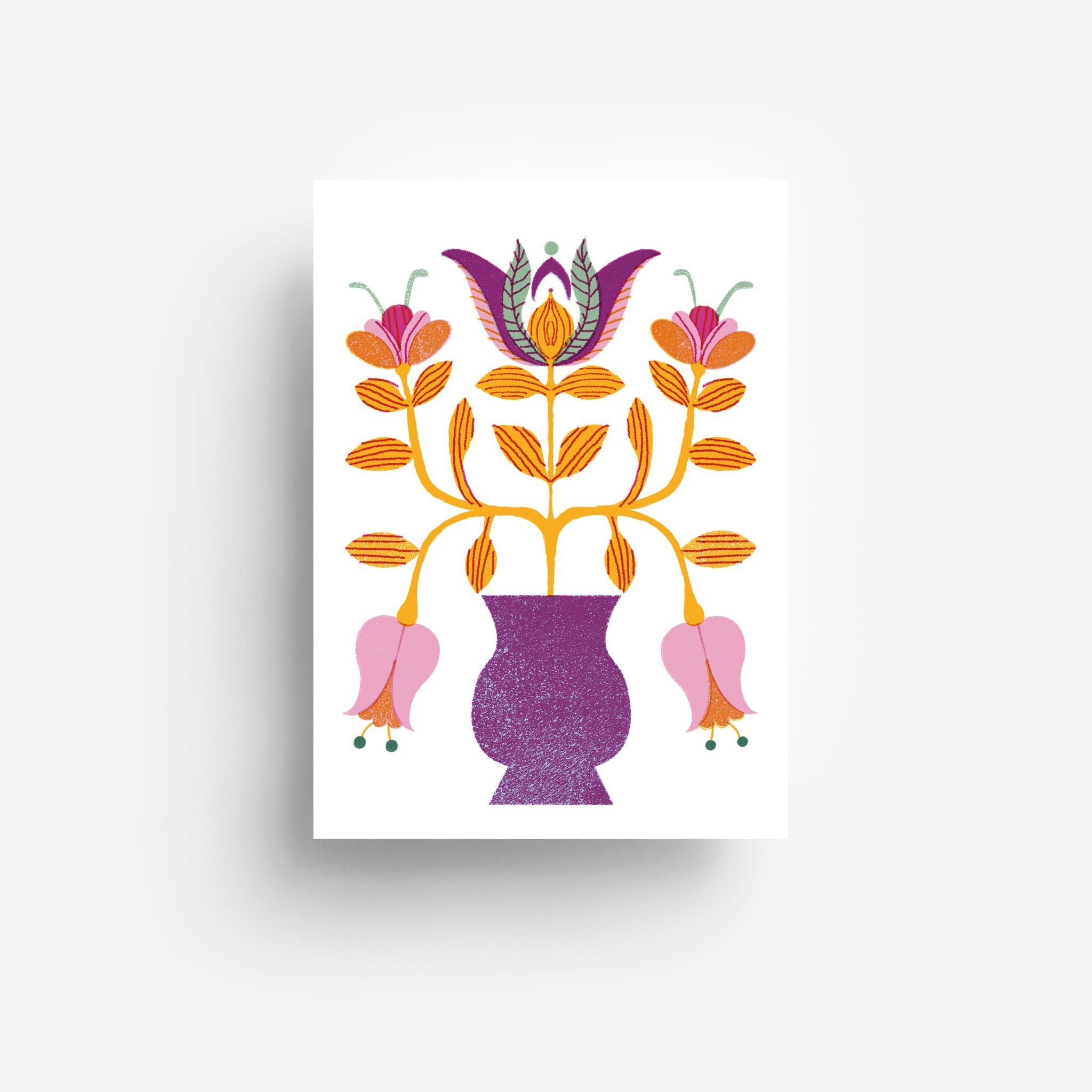 Eine stilisierte Illustration von orangefarbenen und rosafarbenen Blumen mit gelben Blättern in einer lila Vase vor einem weißen Hintergrund. Die Blumen haben ein symmetrisches, von der Volkskunst inspiriertes Design.