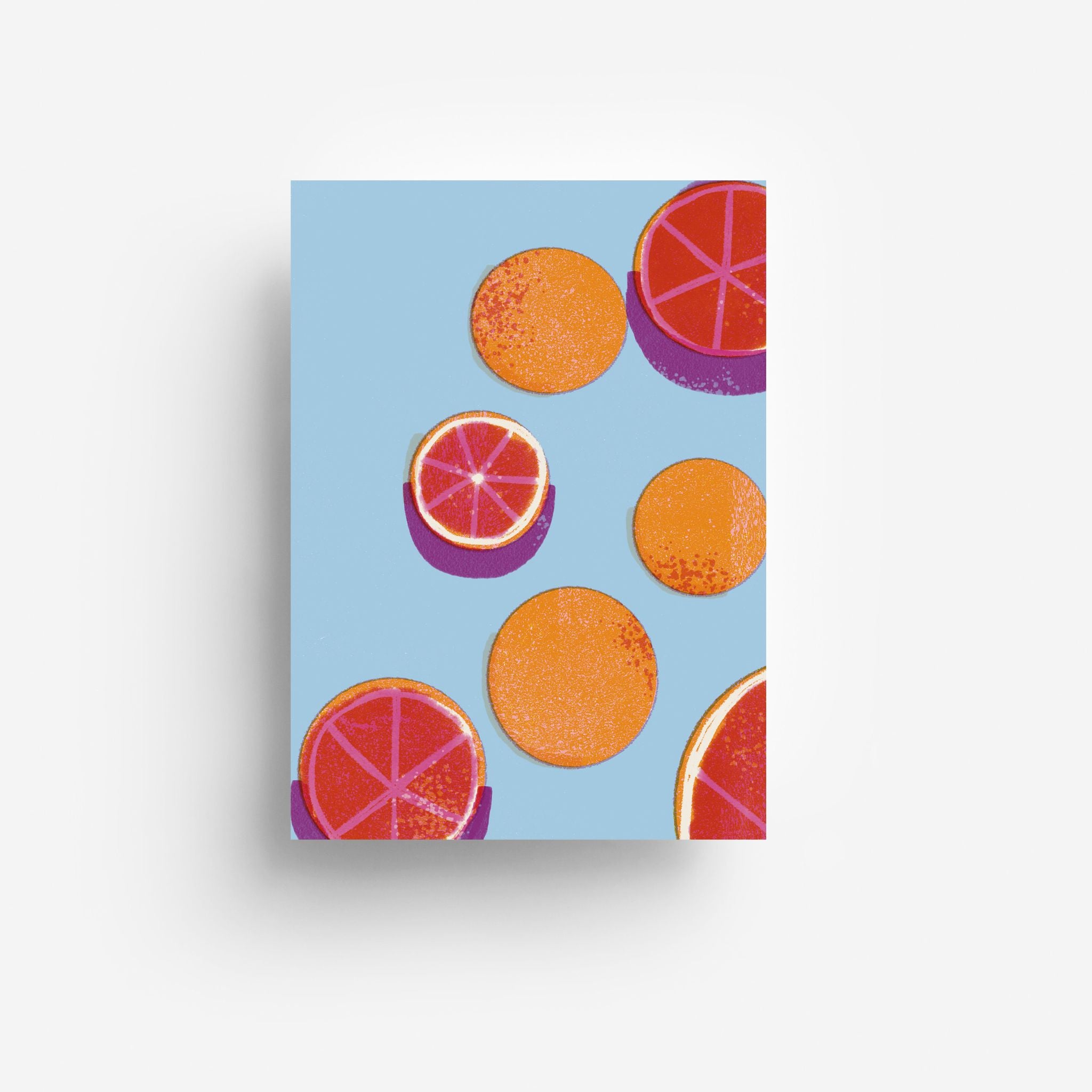 Eine rechteckige Karte mit hellblauem Hintergrund und farbenfrohen Illustrationen von geschnittenen Orangen und Grapefruits in leuchtenden Orange-, Rot- und Violetttönen.