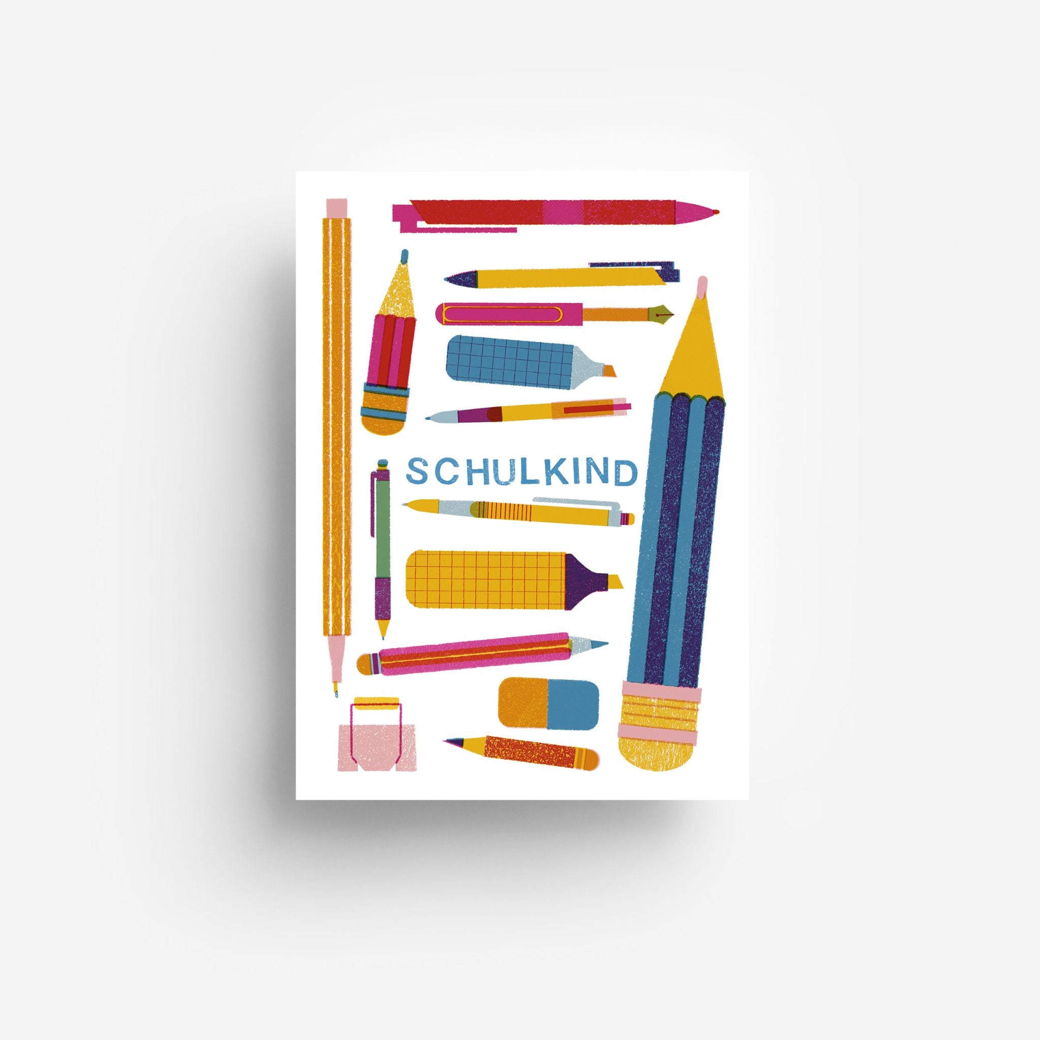 Eine farbenfrohe Illustration verschiedener Schulsachen, darunter Bleistifte, Stifte, Radiergummis und ein Anspitzer, die um das blaue Wort "SCHULKIND" auf weißem Hintergrund angeordnet sind.
