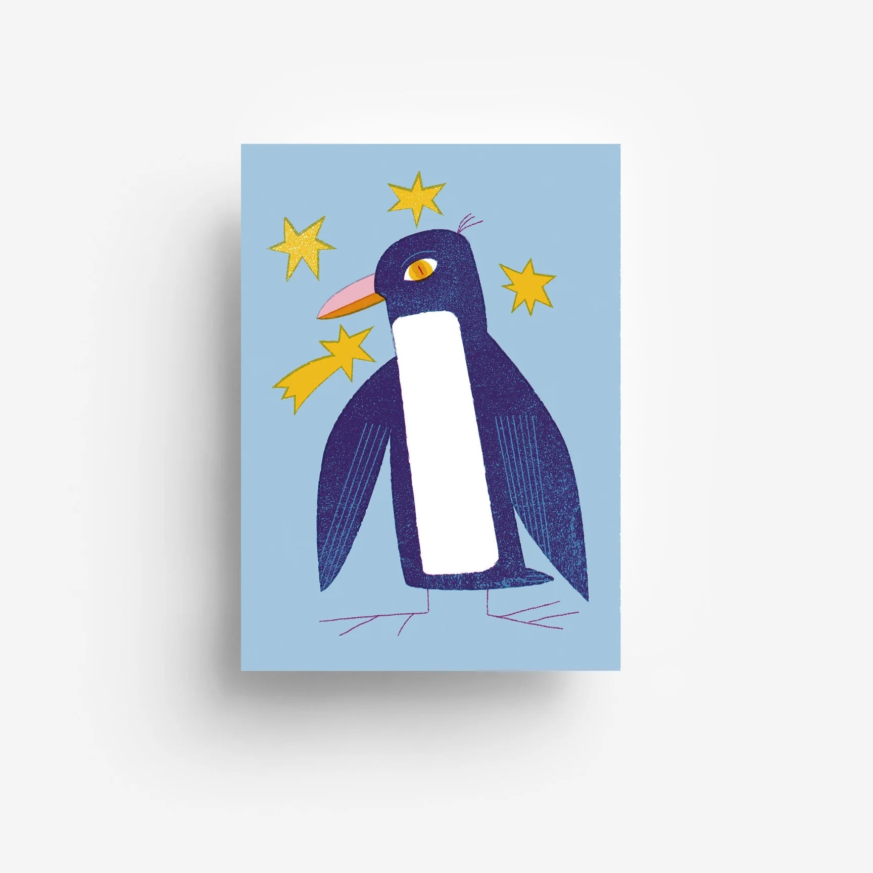 Ein Pinguin im Cartoon-Stil mit einem verwirrten Gesichtsausdruck steht auf einem blauen Hintergrund, umgeben von vier gelben Sternen, als sei er benommen oder überrascht. Die Illustration ist spielerisch und einfach.