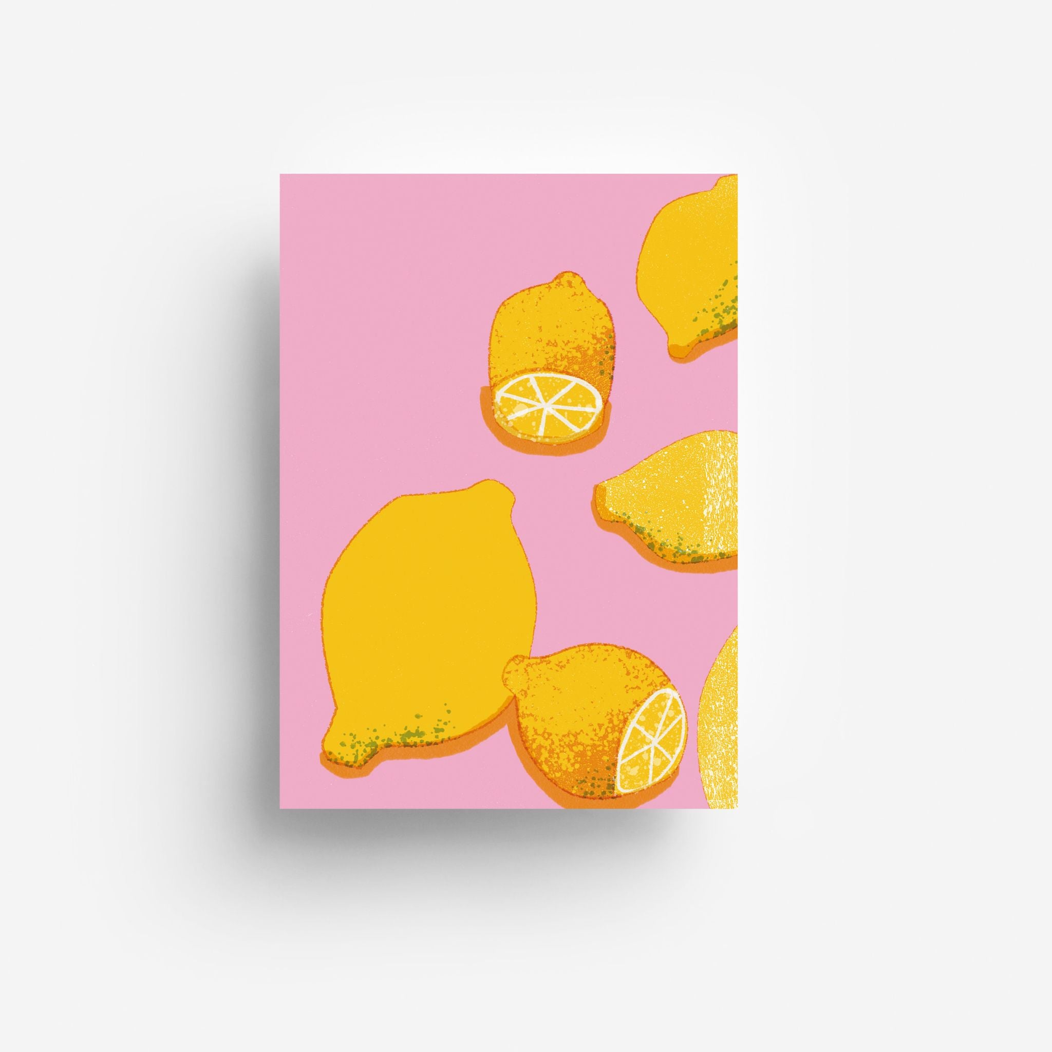 Illustration von leuchtend gelben Zitronen, einige ganz und einige halbiert, verstreut auf einem rosa Hintergrund. Die Zitronen haben ein strukturiertes, getupftes Aussehen für einen spielerischen, grafischen Look.