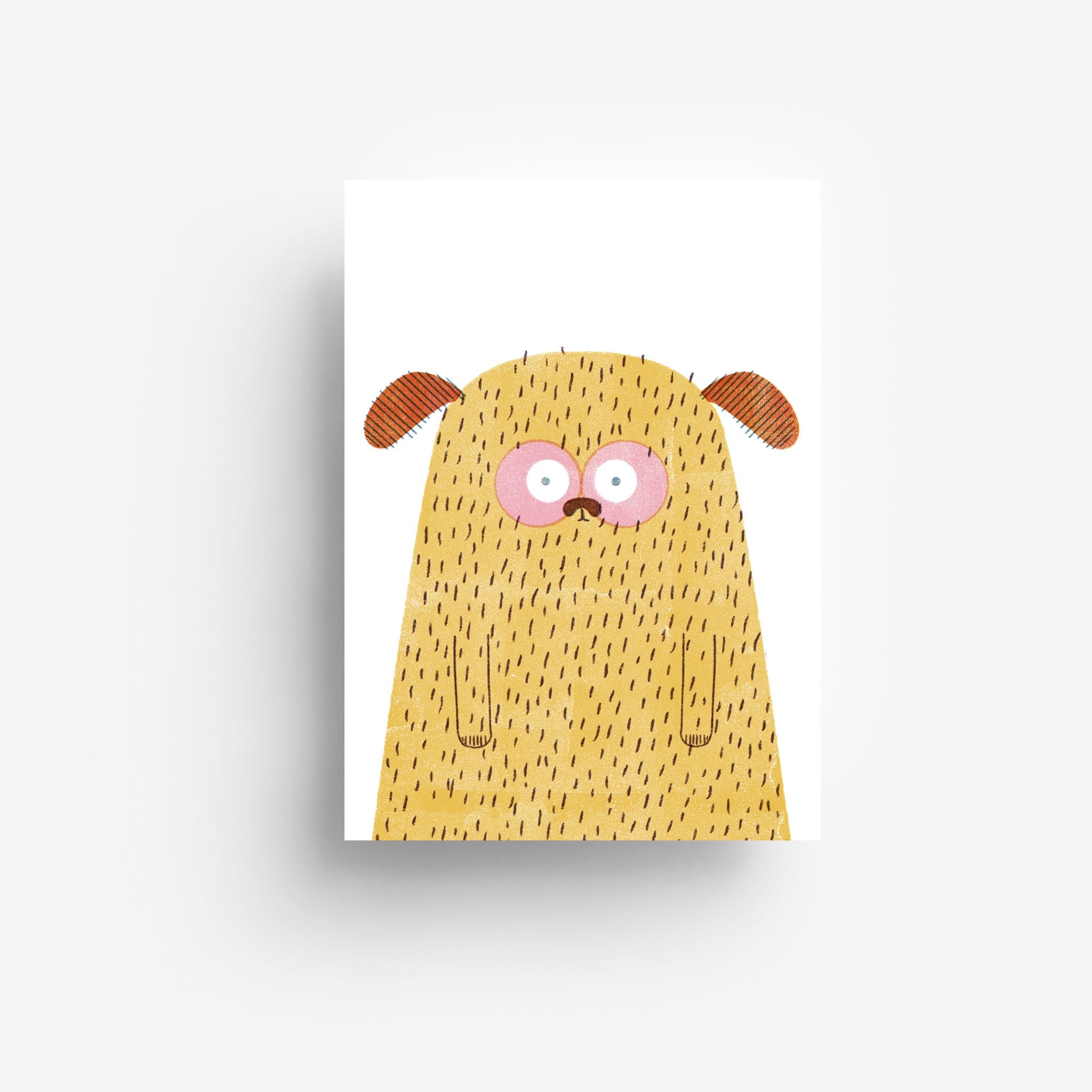 Illustration eines niedlichen Hundes im Cartoon-Stil mit zotteligem gelben Fell, braunen Schlappohren, einer runden rosa Brille und einem überraschten Gesichtsausdruck, zentriert auf einem weißen Hintergrund.