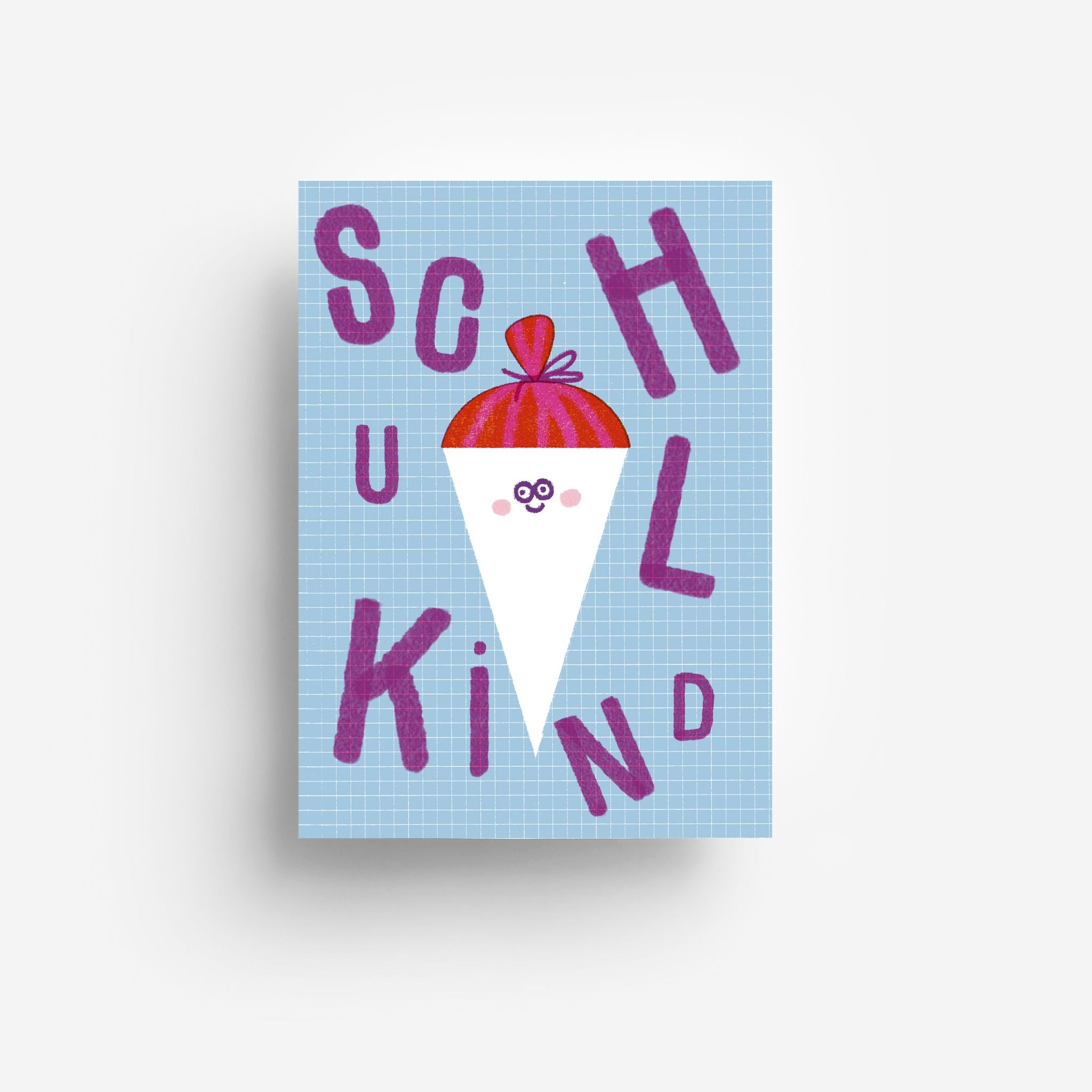 Eine Karte mit dem Wort "Schulkind" in fetten lila Buchstaben auf einem blauen Gitterhintergrund. In der Mitte befindet sich eine Cartoon-Schultüte mit roter Spitze, einem lächelnden Gesicht und rosigen Wangen.