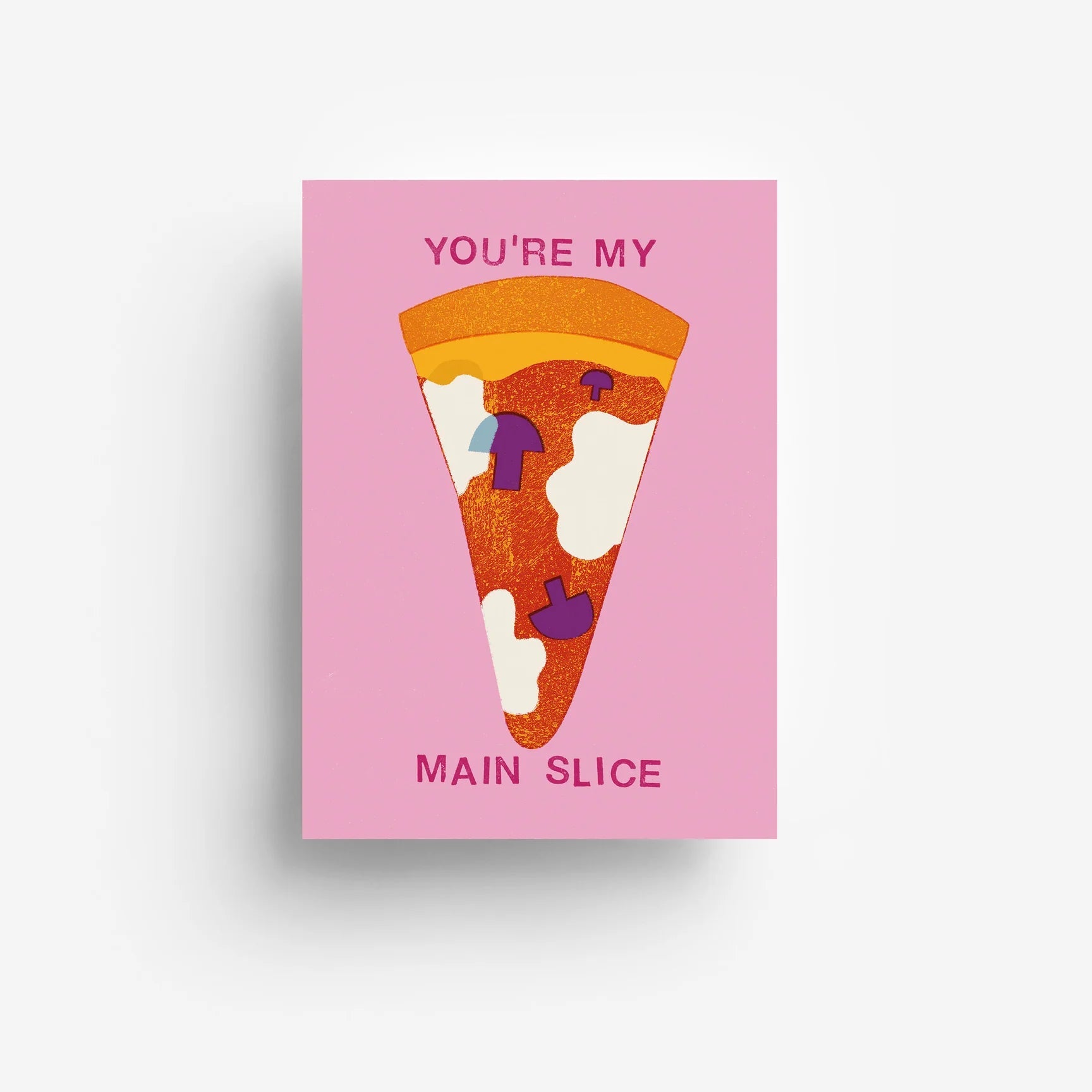 Eine Grußkarte mit einem Stück Pizza mit Käse und Pilzen auf einem rosa Hintergrund. Über und unter der Pizza steht der Text: "DU BIST MEIN HAUPTSTÜCK.".