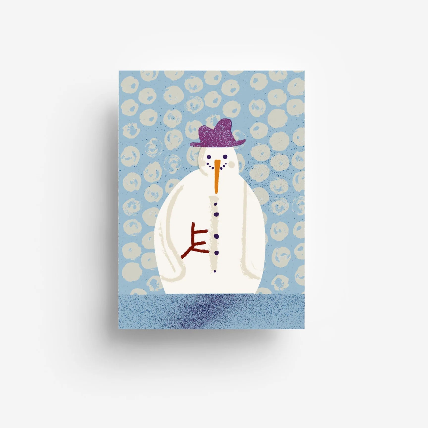 Eine Zeichnung eines Schneemanns mit einem lila Hut, Stockarmen, einer Karottennase und Knopfaugen auf blauem, gepunktetem Hintergrund. Der Schneemann steht auf einer strukturierten blauen Fläche.