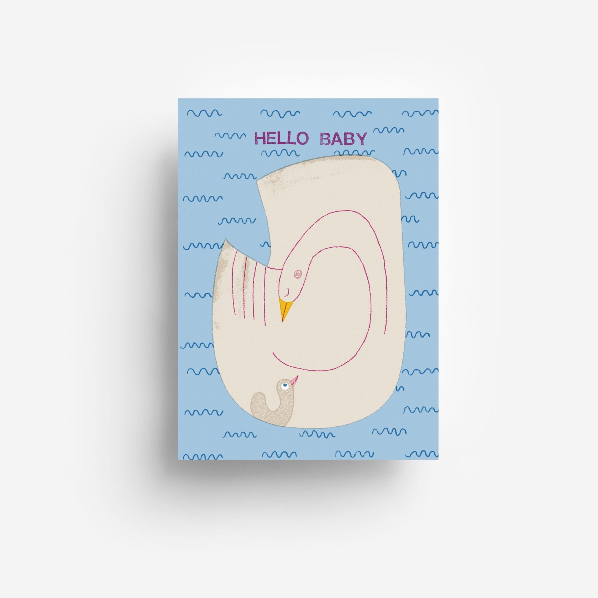Eine Grußkarte mit einer Zeichnung von einem Schwan und einem Schwanenbaby auf blauem Wasser. Die Phrase HELLO BABY ist in lila Buchstaben am oberen Rand geschrieben. Der Stil ist einfach und skurril.