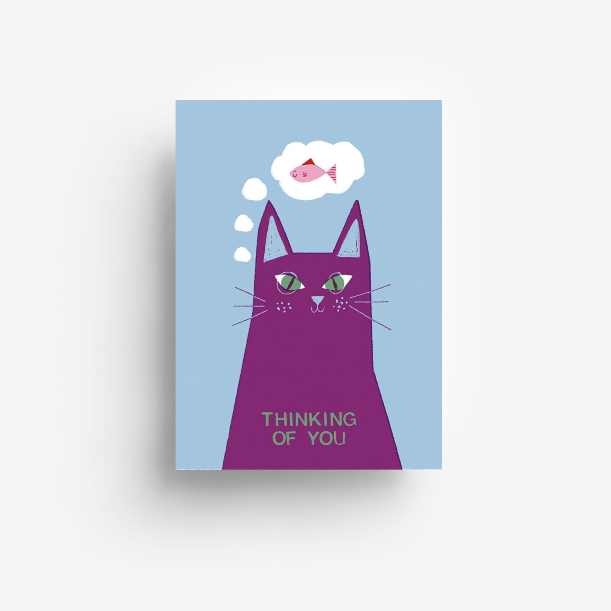 Illustration einer lila Katze mit grünen Augen, die an einen rosa Fisch denkt, der in einer Gedankenblase über ihrem Kopf dargestellt ist, auf blauem Hintergrund. Der Text unter der Katze lautet: THINKING OF YOU.