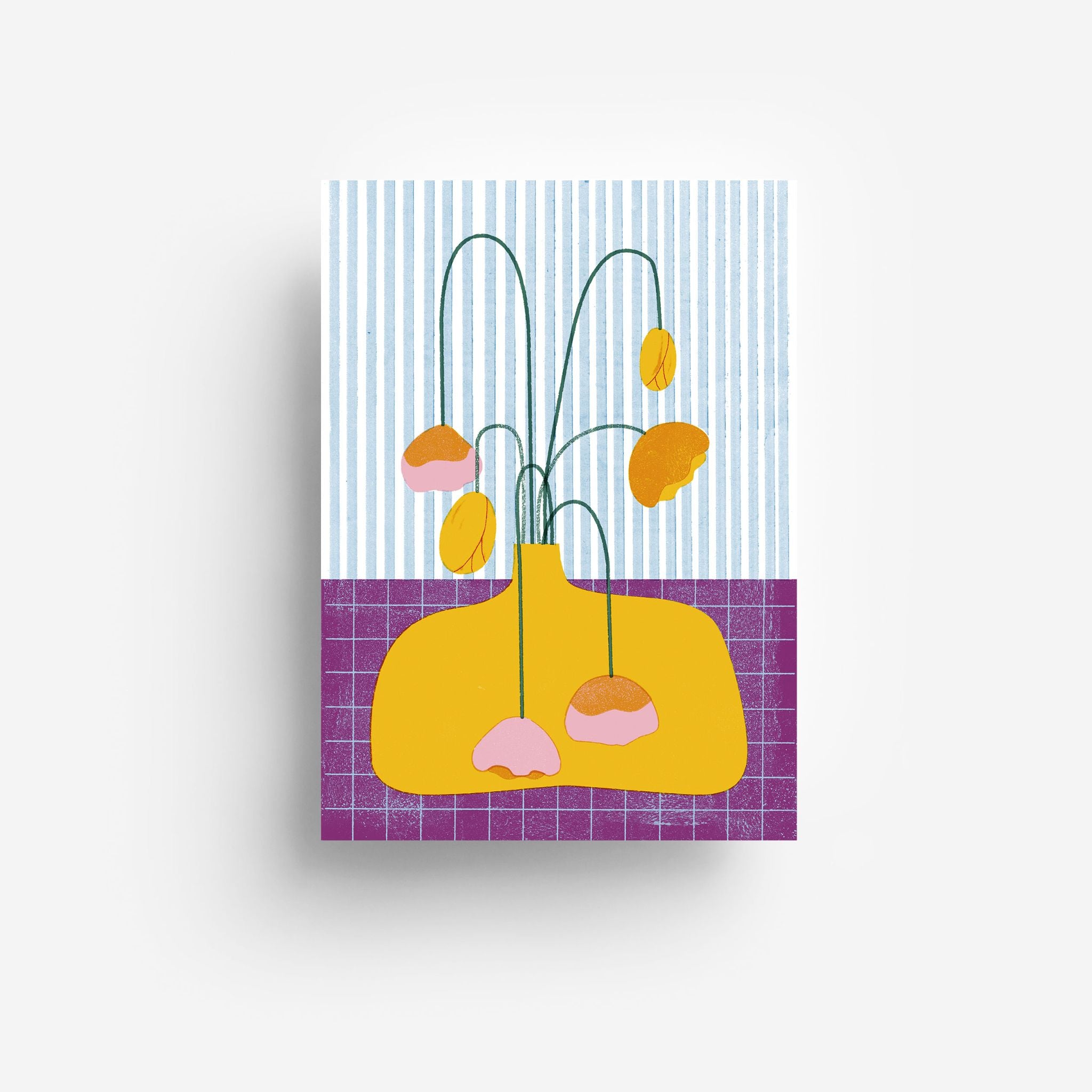 Eine minimalistische Illustration einer gelben Vase mit herabhängenden Blumen in Orange- und Rosatönen vor einem blau-weiß gestreiften Hintergrund und einer lila gitterartig gemusterten Oberfläche.