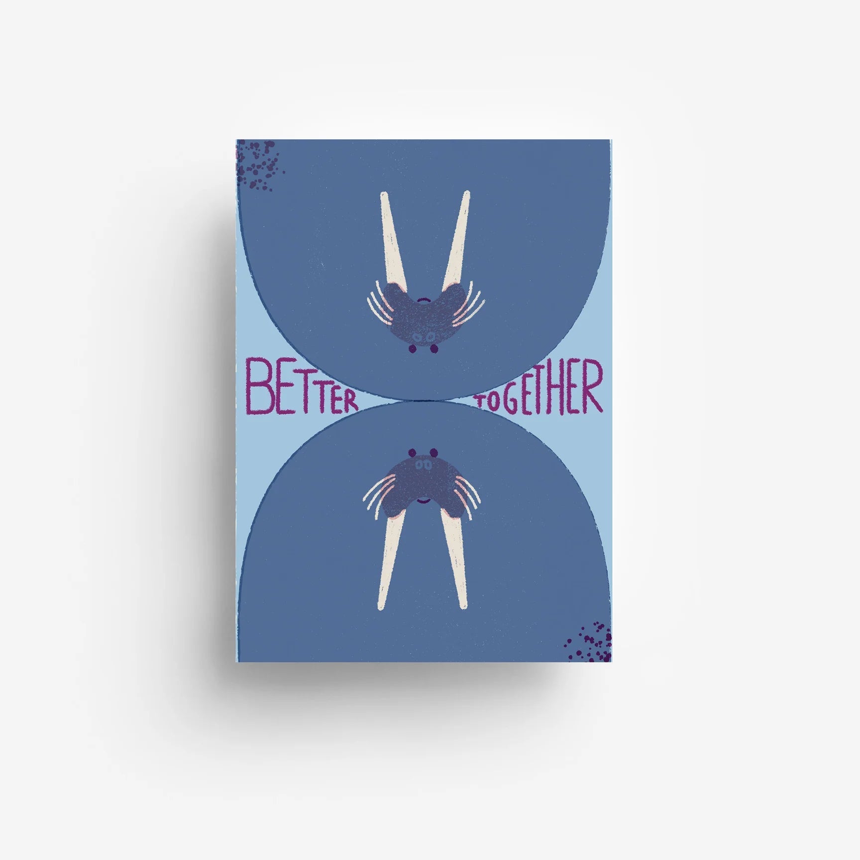 Eine Karte mit zwei illustrierten Krabben, die sich auf blauem Hintergrund gegenüberstehen. Zwischen den Krabben steht in lila der Schriftzug Better Together.