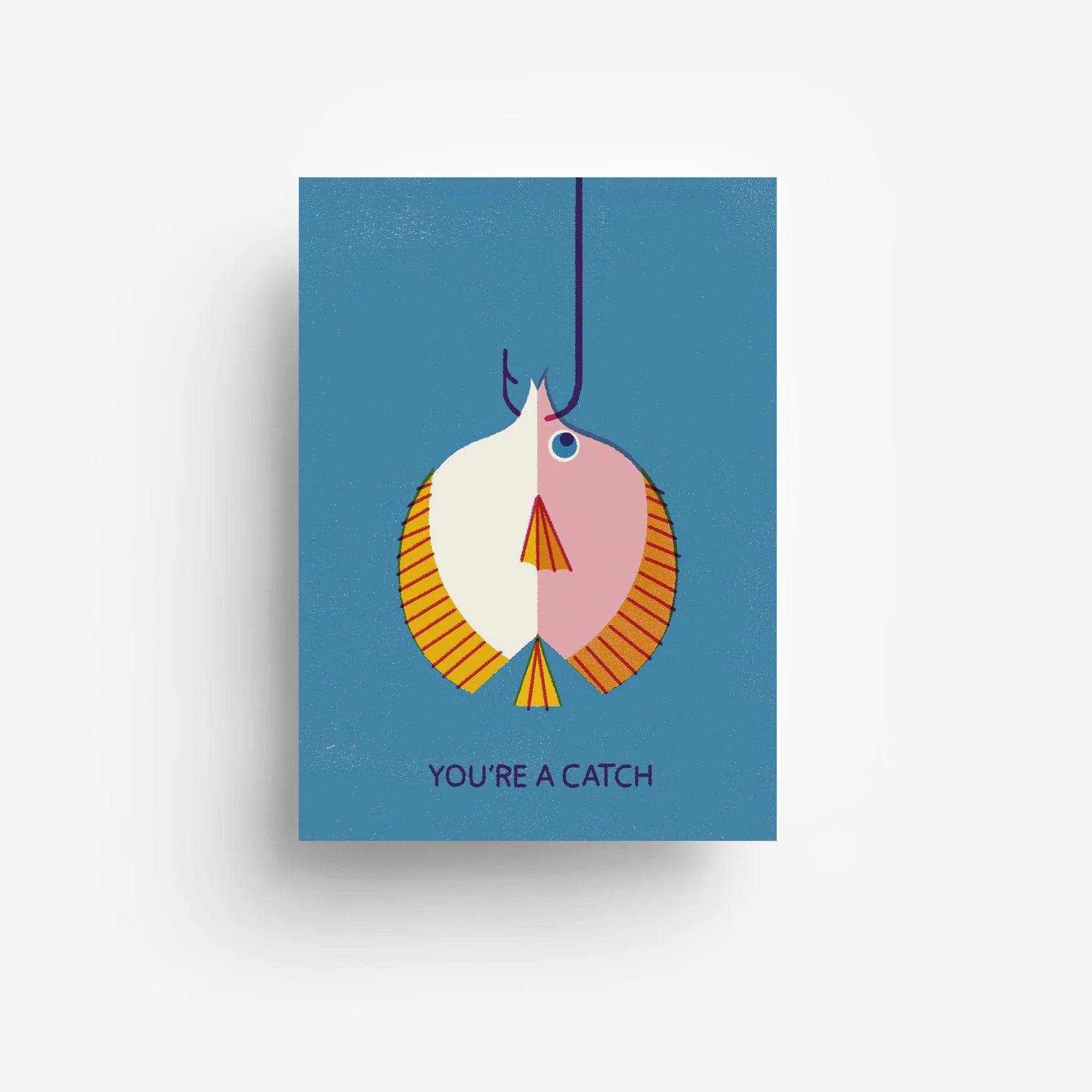 Ein bunter, stilisierter Fisch mit orangefarbenen und gelben Flossen hängt an einer Angelschnur vor einem blauen Hintergrund. Unter dem Fisch steht der Text "YOU'RE A CATCH.".