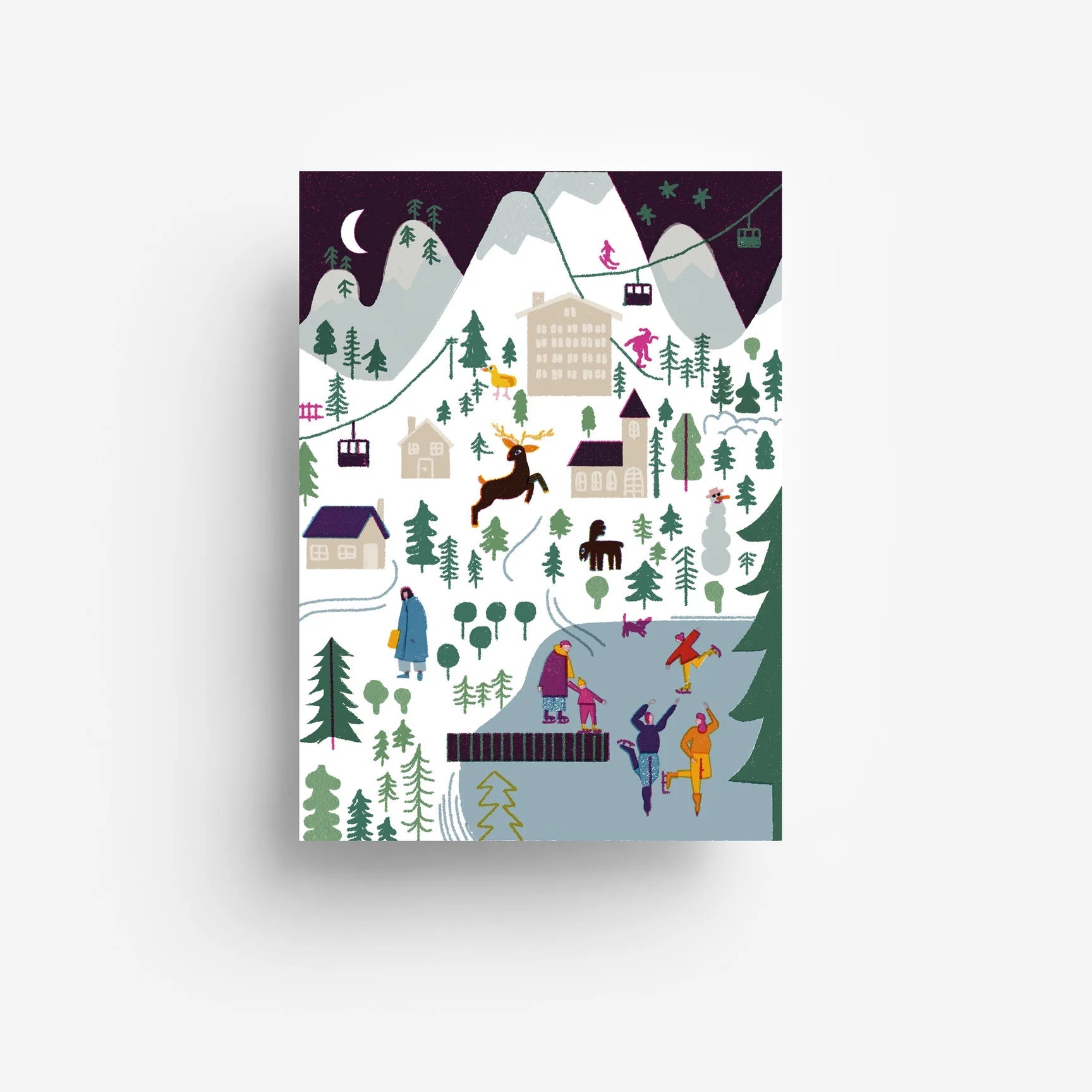 Eine illustrierte winterliche Bergdorfszene mit Menschen, die Schlittschuh laufen, Ski fahren, spazieren gehen und mit einem Skilift fahren, zwischen Bäumen, Hütten und Bergen unter einem Nachthimmel mit einer Mondsichel.