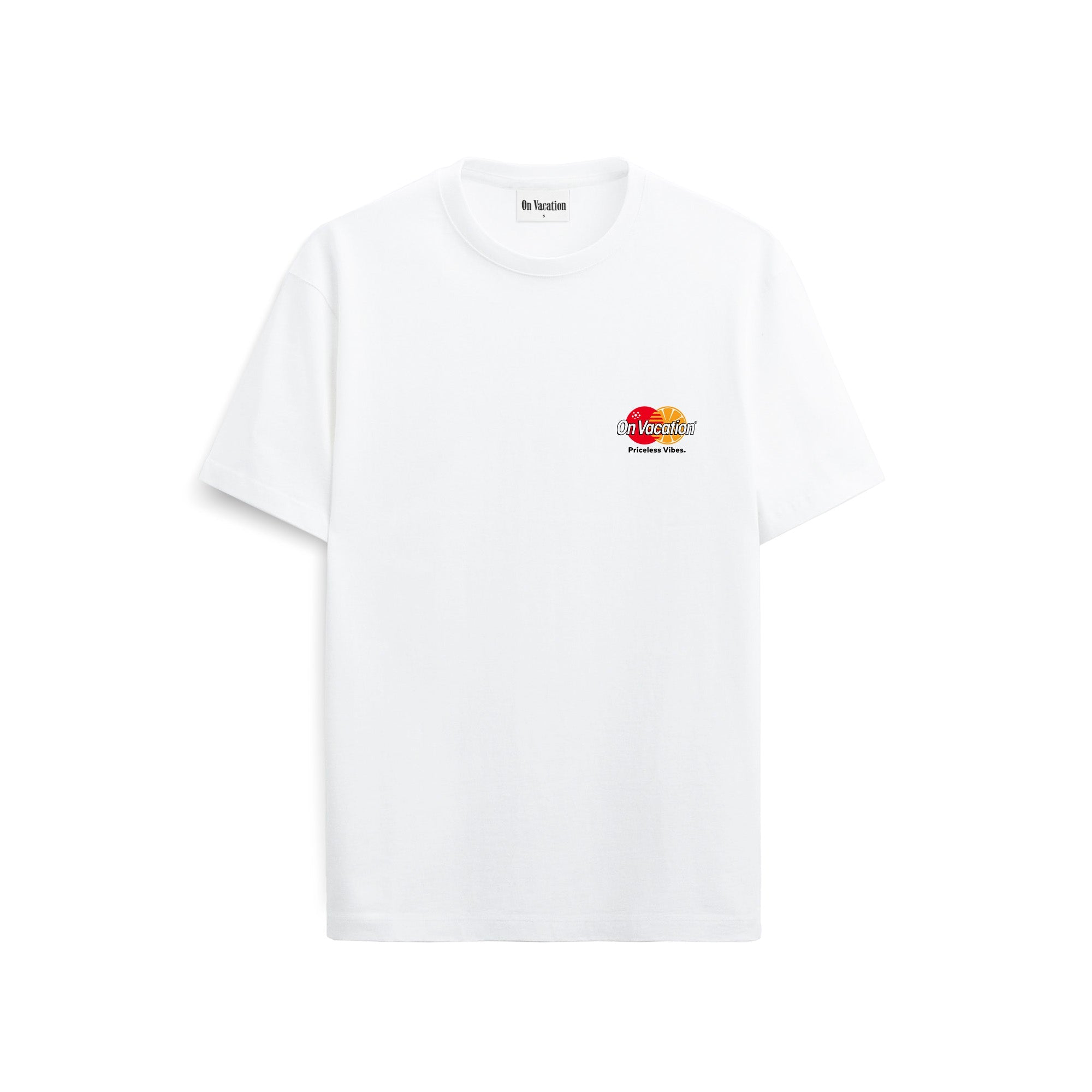 Ein schlichtes weißes Kurzarm-T-Shirt mit einer kleinen, bunten "Do Not Disturb"-Grafik und dem Text "Paradise Hotel" auf der linken Brust. Am Halsausschnitt befindet sich ein weißes Etikett mit schwarzem Text.