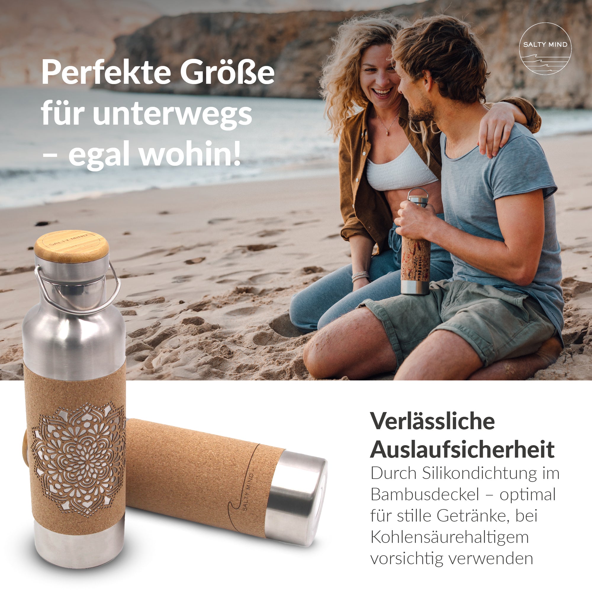 Ein Paar sitzt am Strand mit einer Edelstahlflasche in der Hand, daneben steht eine weitere Flasche.