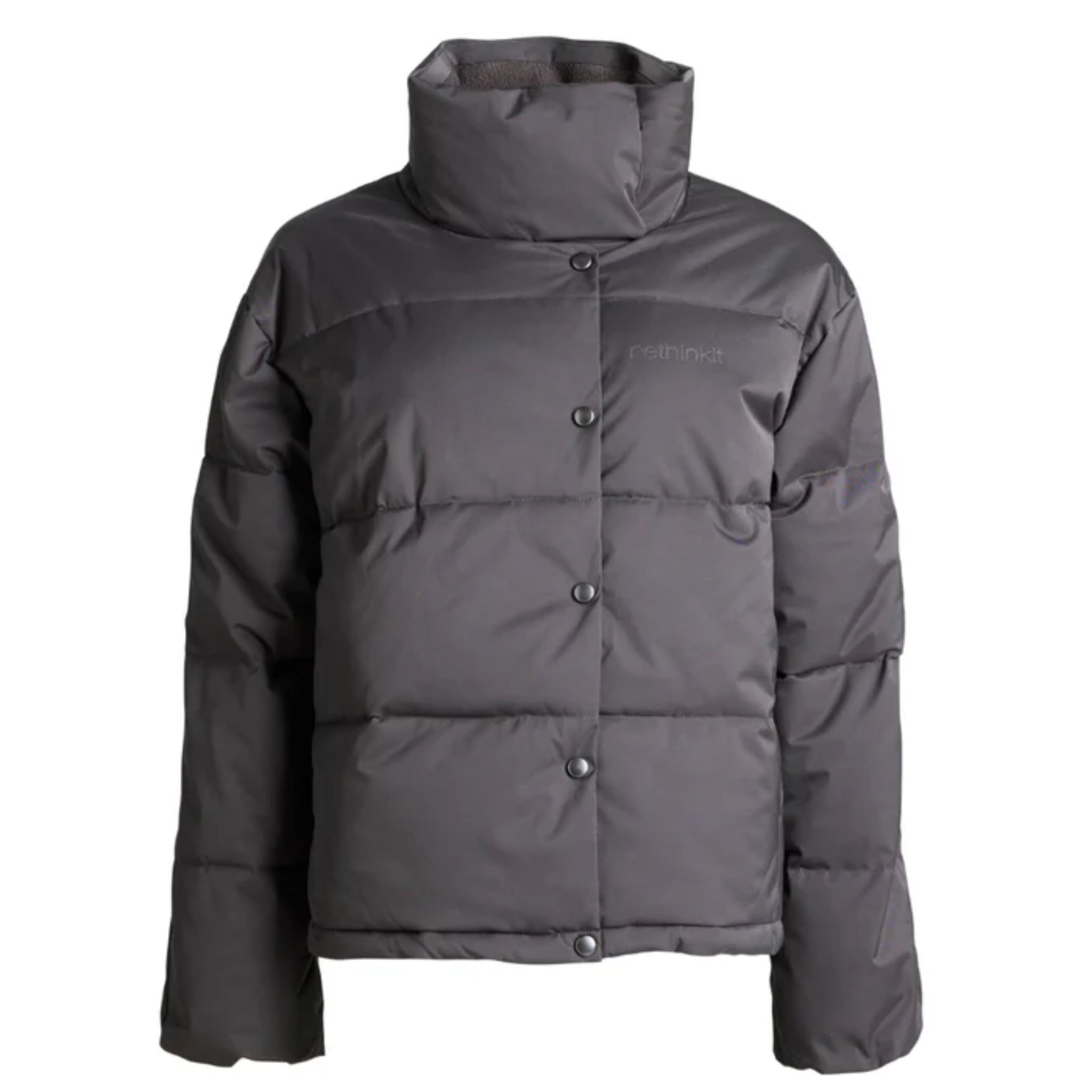 Eine graue, bauschige Winterjacke mit hohem Kragen und Druckknöpfen auf der Vorderseite, dargestellt vor einem weißen Hintergrund.