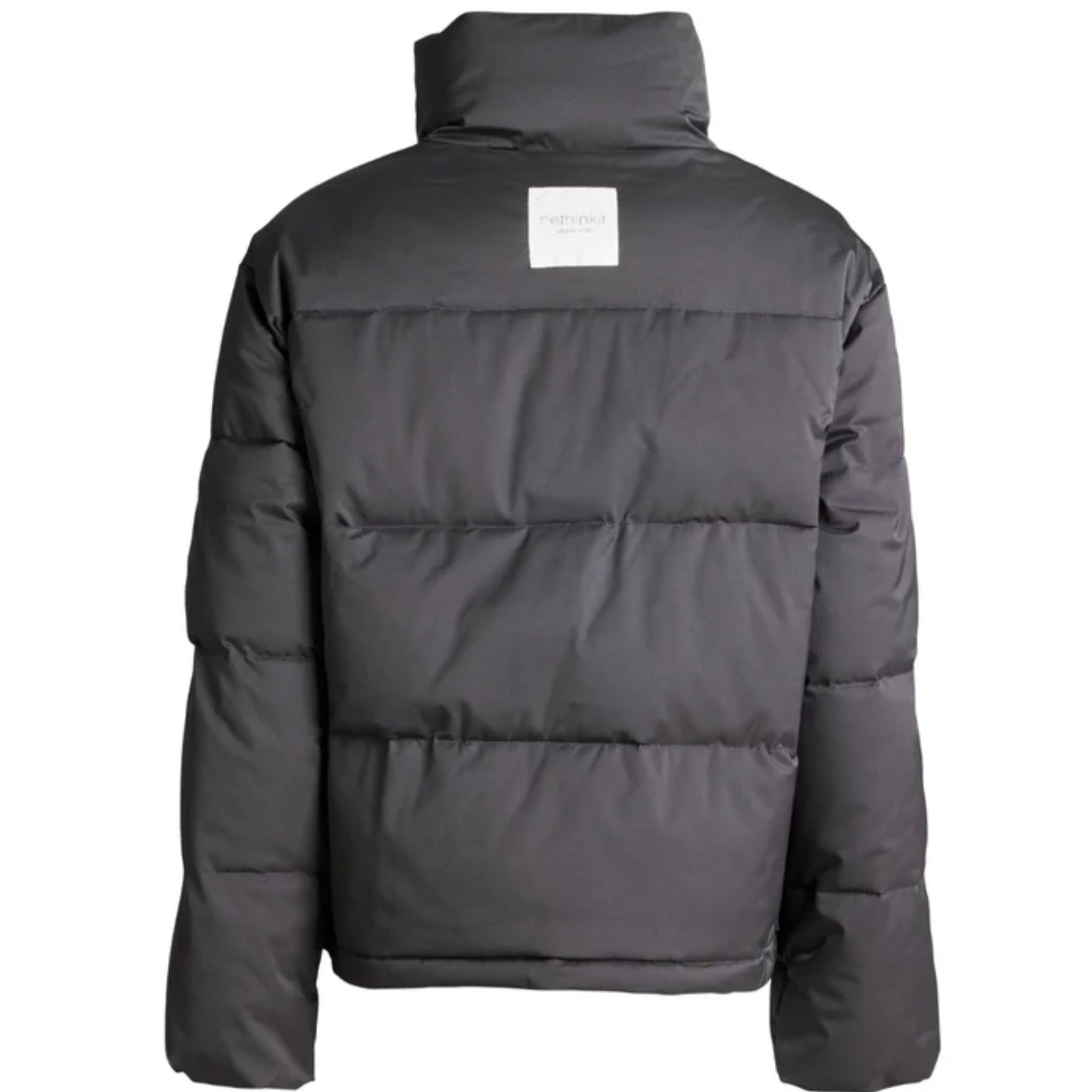 Die dunkelgraue Pufferjacke ist von hinten abgebildet und hat einen hohen Kragen und ein rechteckiges weißes Etikett in der oberen Mitte des Rückens. Die Jacke hat eine gesteppte, wattierte Konstruktion mit horizontalen Nähten.