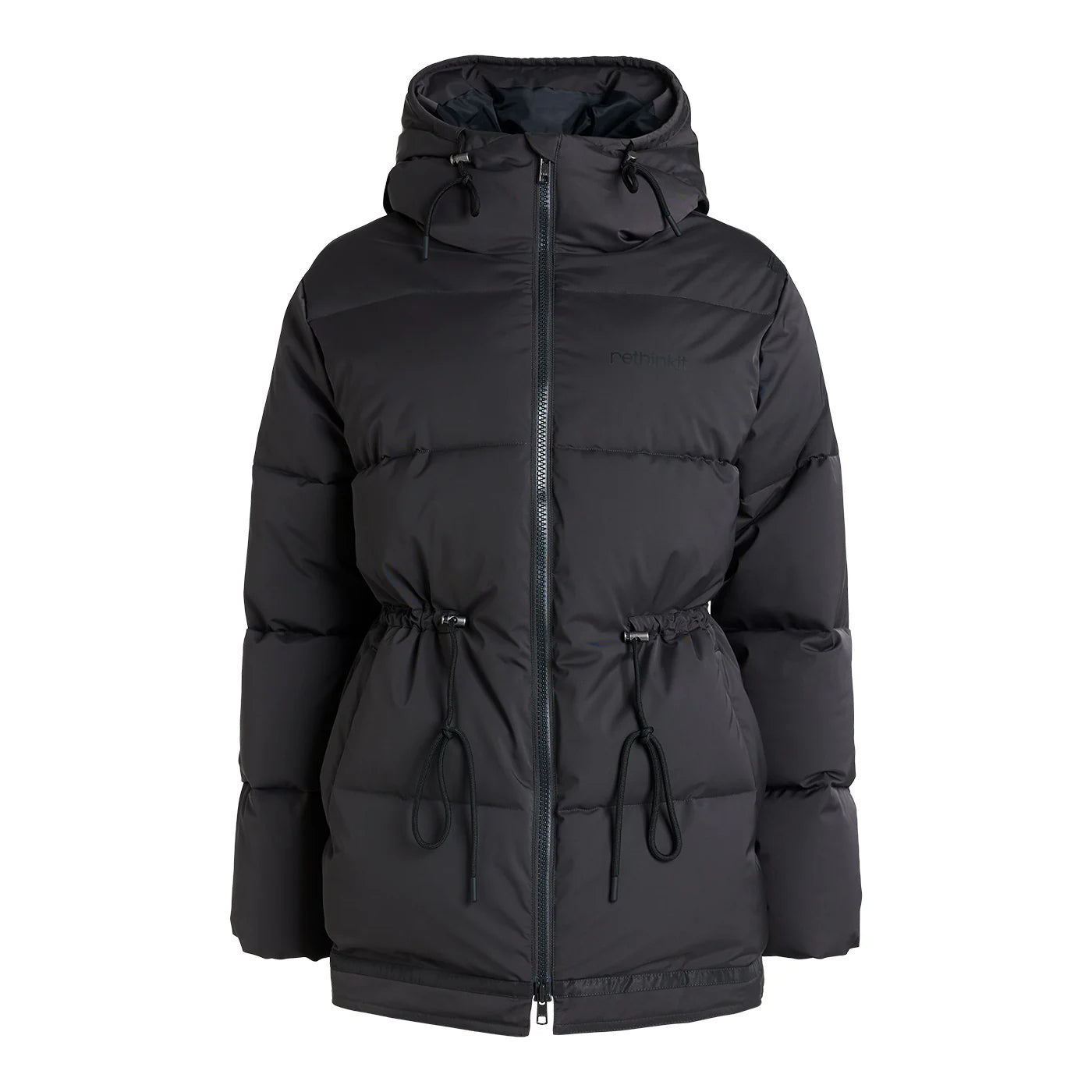 Schwarze Kapuzen-Pufferjacke mit Frontreißverschluss, verstellbaren Kordelzügen an Taille und Kapuze und langen Ärmeln. Die Jacke hat einen hohen Kragen und eine gesteppte, isolierte Konstruktion.