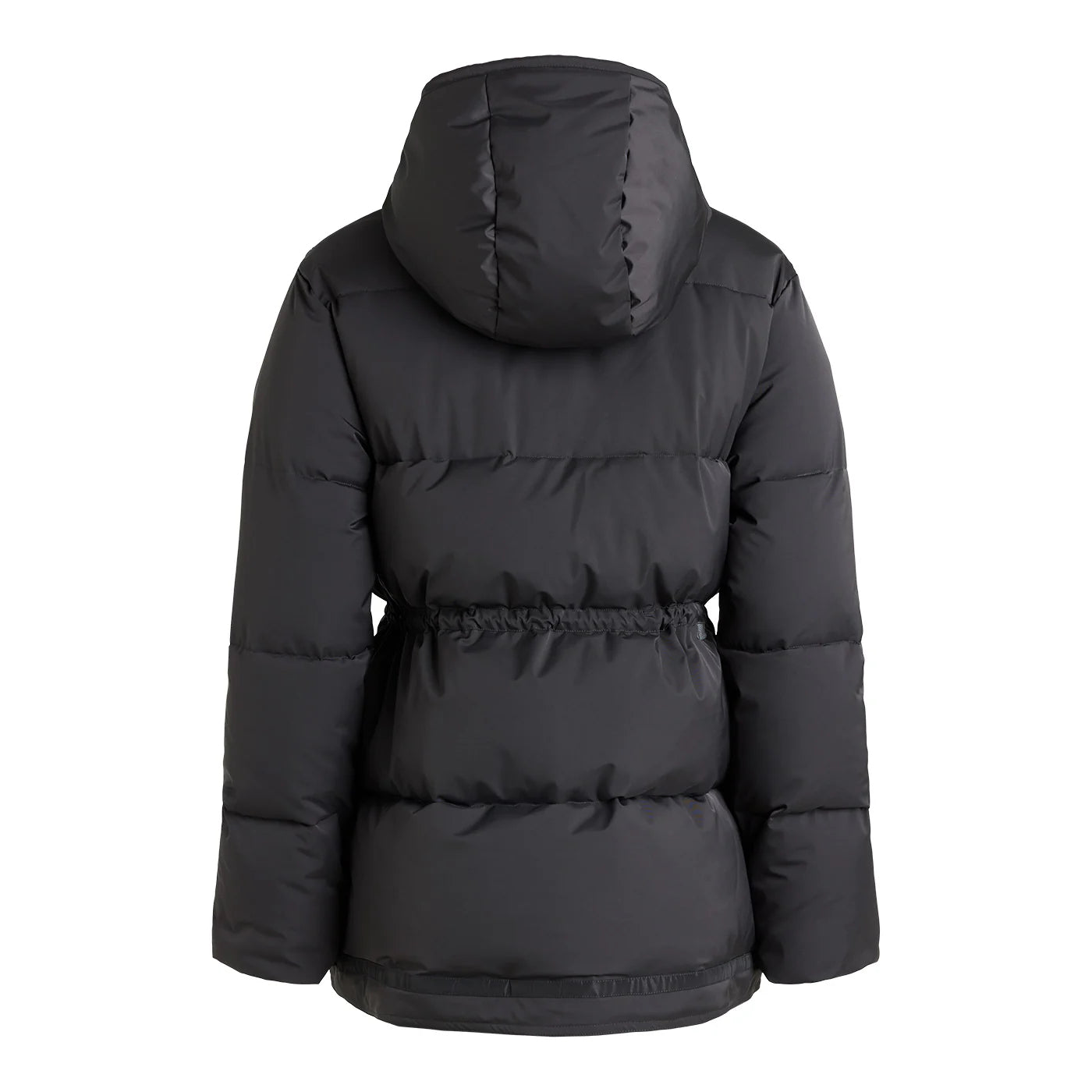 Eine schwarze Pufferjacke mit Kapuze, von hinten gesehen. Die Jacke hat einen Taillengürtel und gesteppte Abschnitte zur Isolierung.