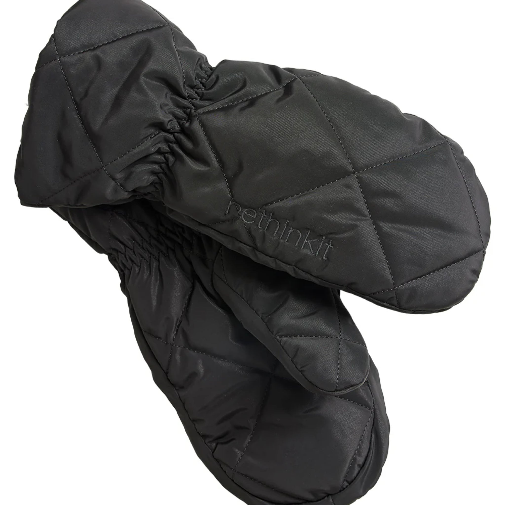 Ein Paar schwarze, gesteppte Fäustlinge mit elastischen Handgelenksbändern und dem aufgestickten Wort rethinkit auf dem oberen Fäustling.