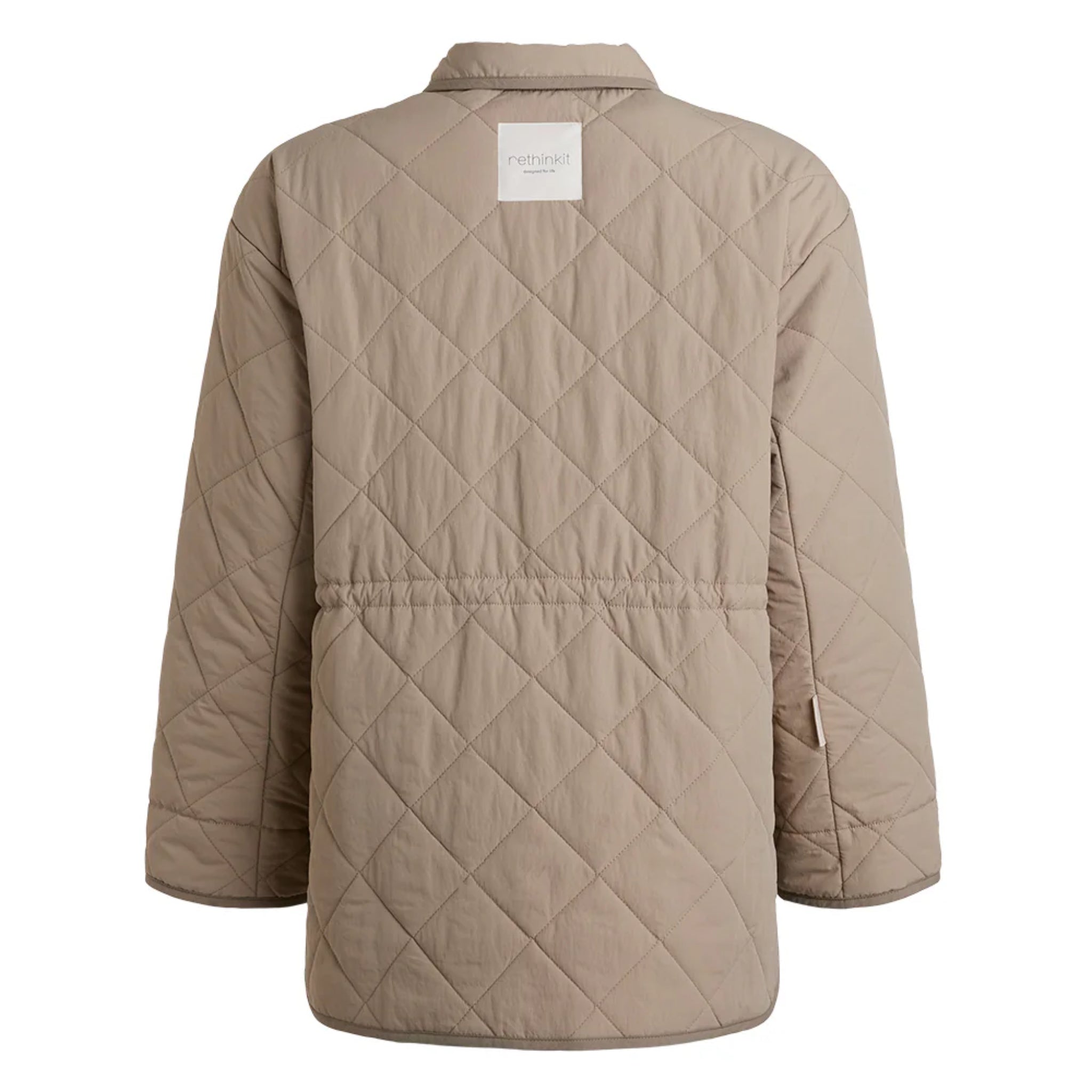Eine beigefarbene, gesteppte Jacke mit Rautenmuster, langen Ärmeln und einem kleinen weißen, rechteckigen Etikett in der Nähe des Kragens, von hinten gesehen.