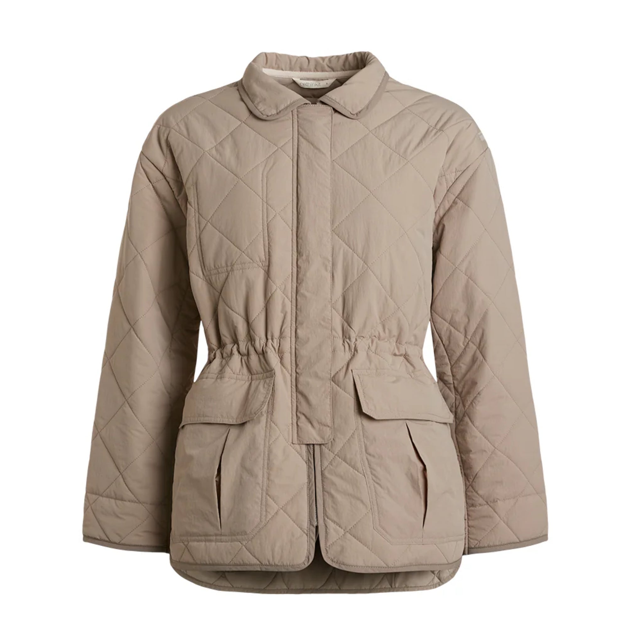 Hellbeige Steppjacke mit Kragen, Reißverschluss vorne, Druckknöpfen, zwei großen Pattentaschen vorne und einem Gummizug in der Taille für einen taillierten Look. Die Jacke hat ein Rautenmuster und lange Ärmel.