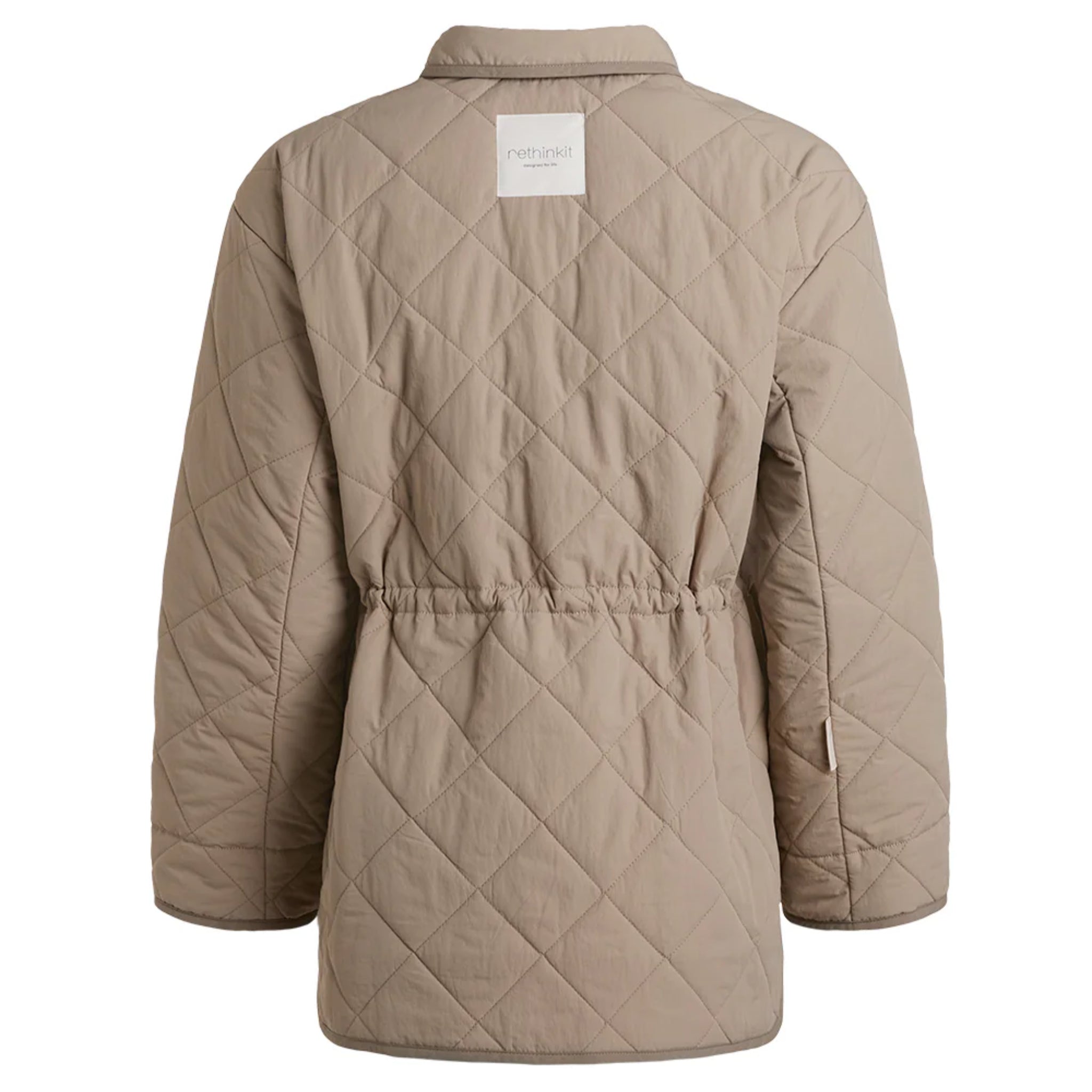 Eine beigefarbene Steppjacke mit langen Ärmeln, einem elastischen Bund und einem weißen Etikett auf dem oberen Rücken. Die Jacke ist mit einem Rautenmuster abgesteppt.