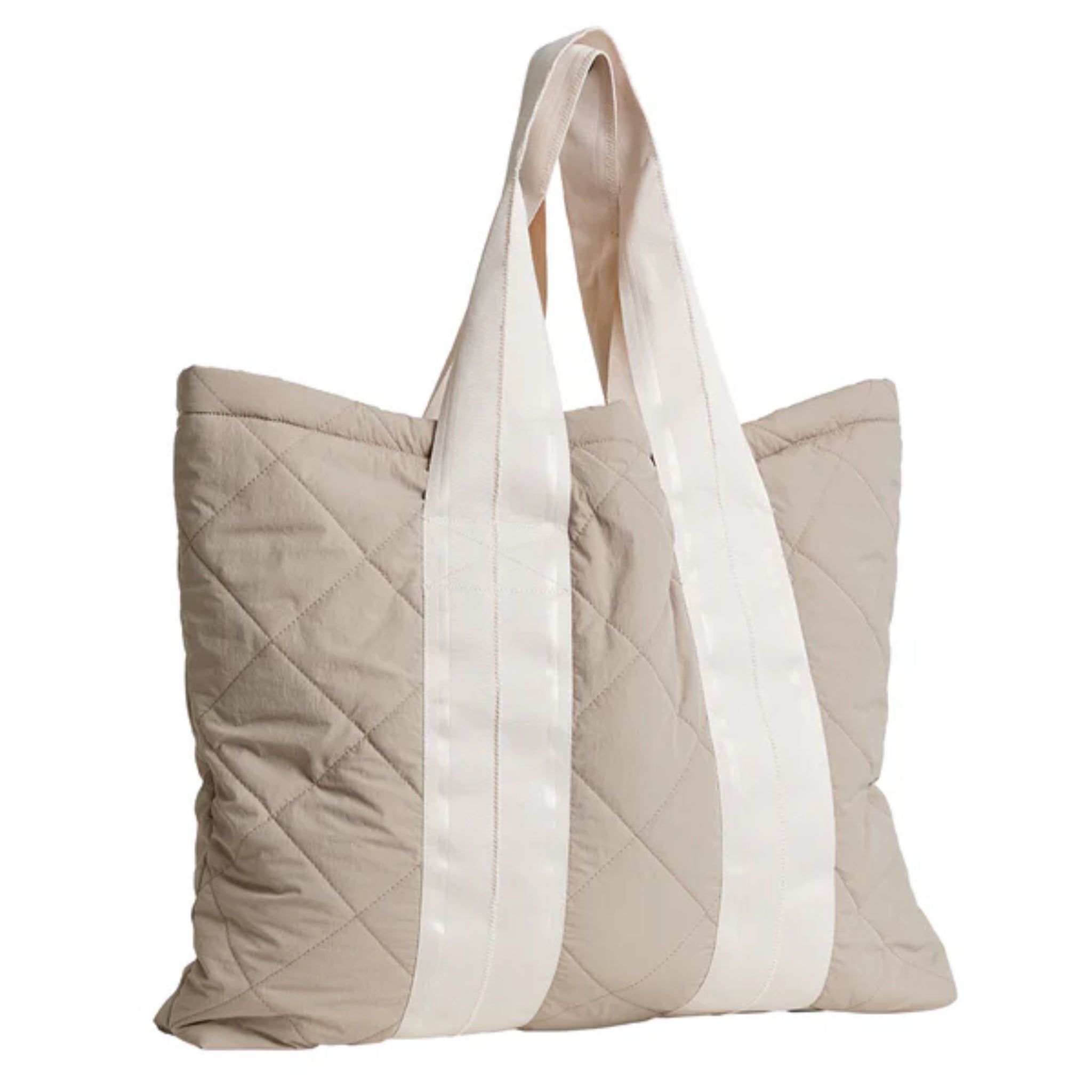 Beige gestepptes Tote-Bag mit zwei langen, cremefarbenen Trageriemen.