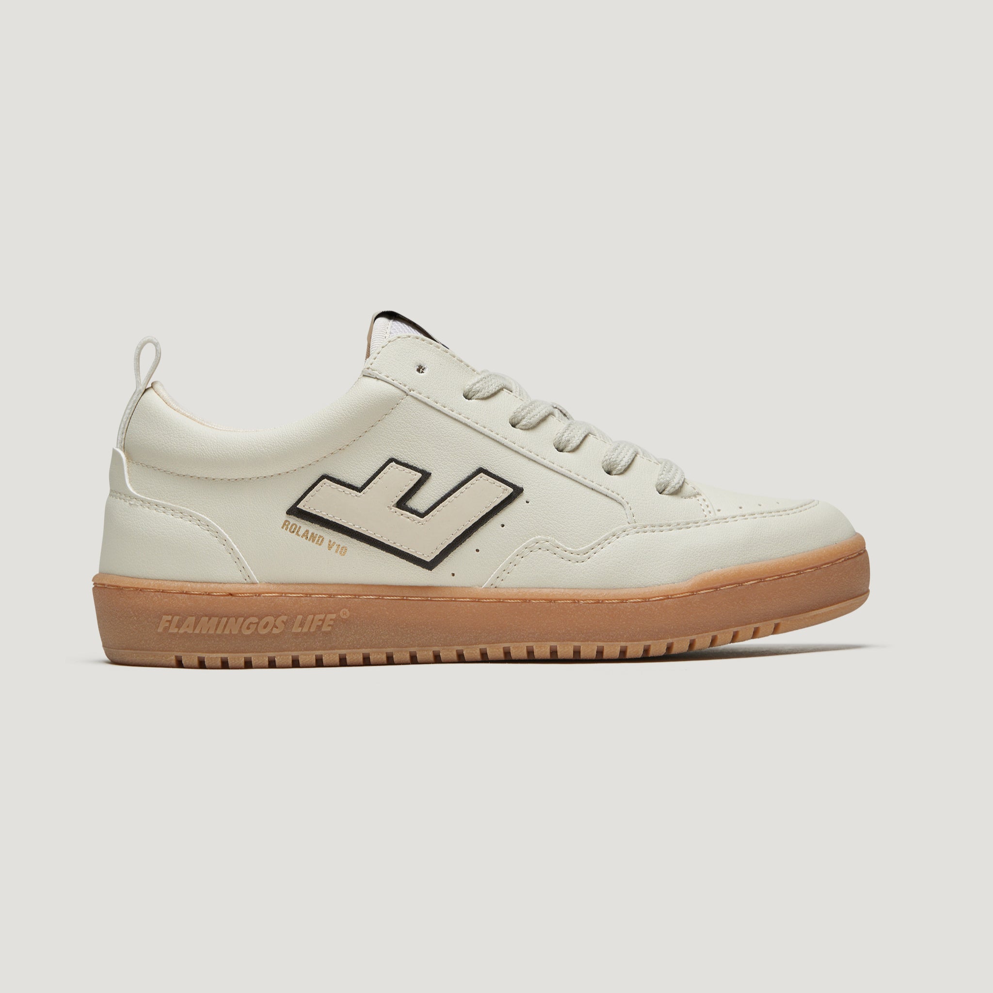 Weißer Sneaker mit beiger Sohle, schwarzem Logo an der Seite und Aufschrift "Flamingos Life".
